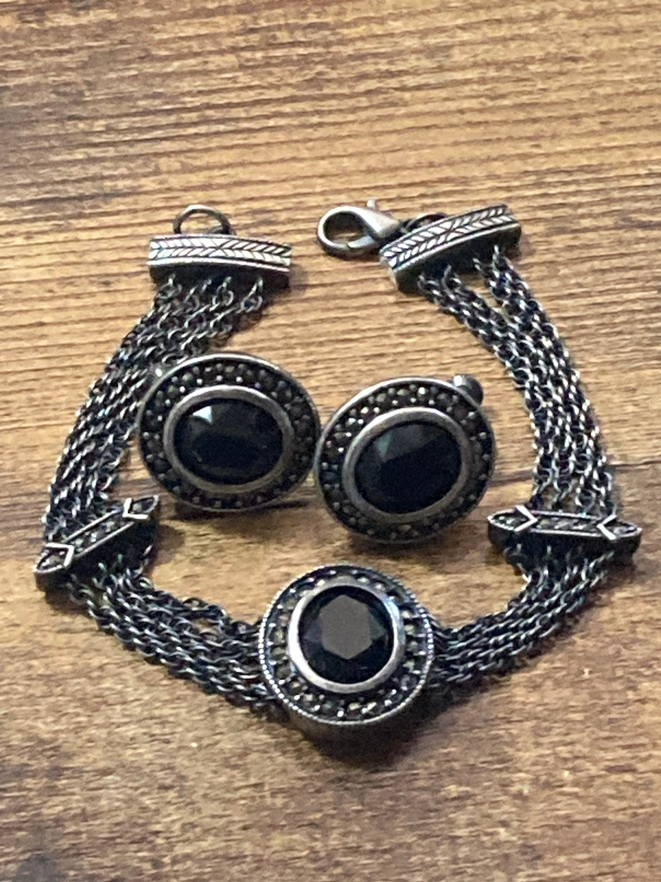 Matching marcasite & black cabochon bracelet and clip on earrings Gun metal silver tone jewellery set