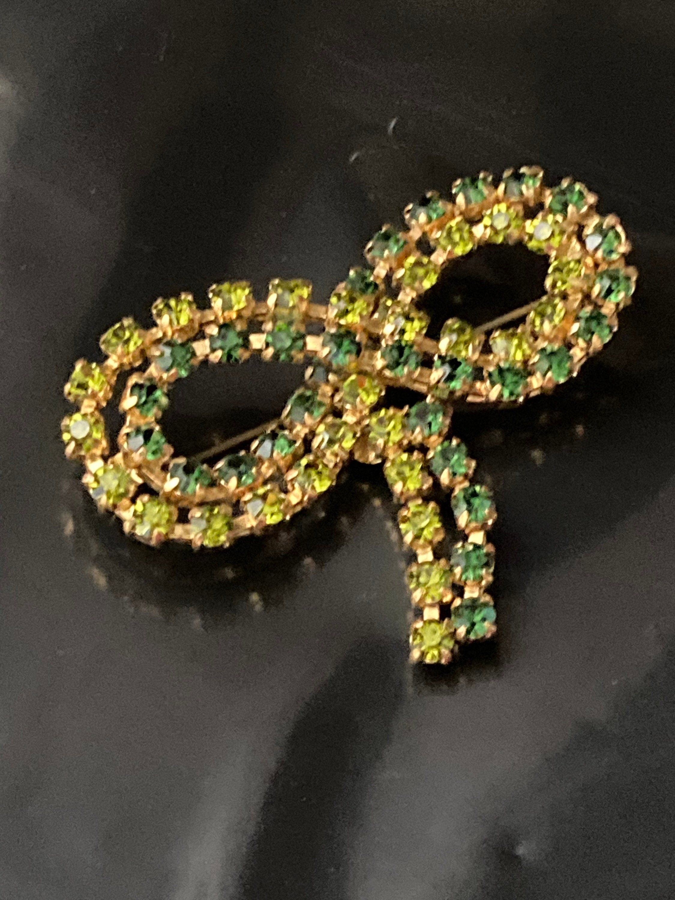 Vintage gold tone green emerald rhinestone glass bow ribbon brooch