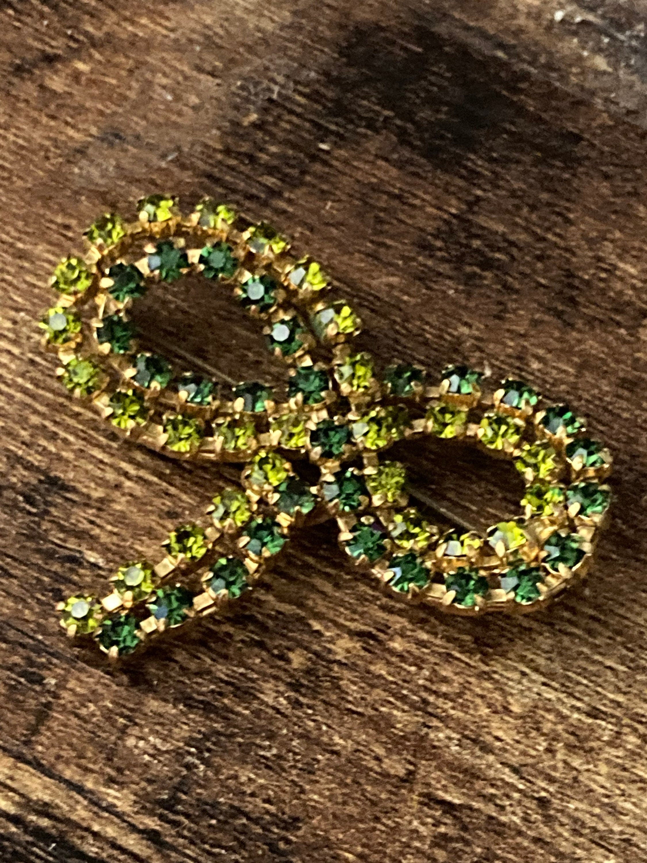 Vintage gold tone green emerald rhinestone glass bow ribbon brooch