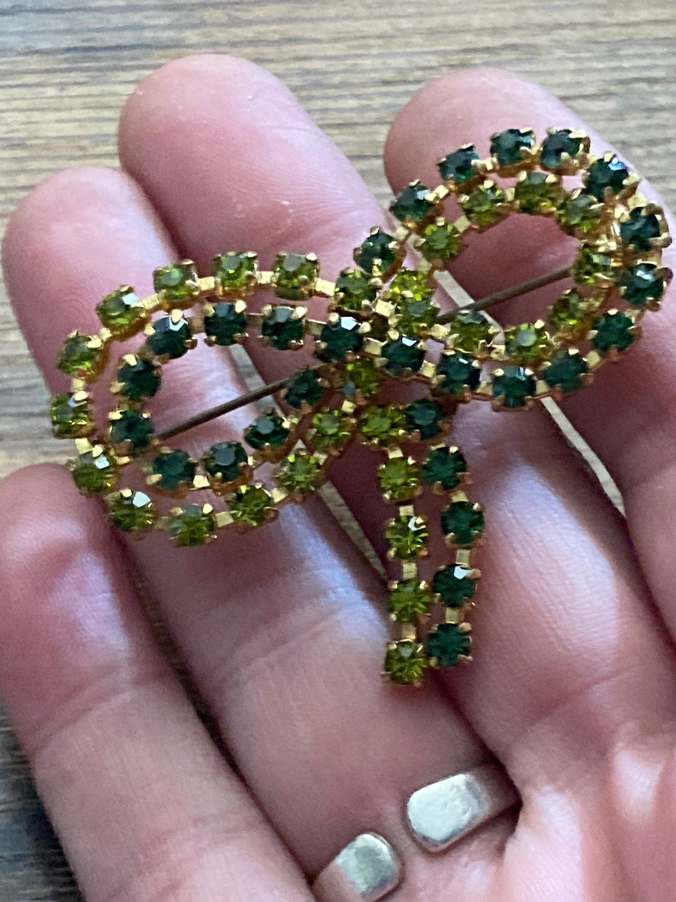Vintage gold tone green emerald rhinestone glass bow ribbon brooch