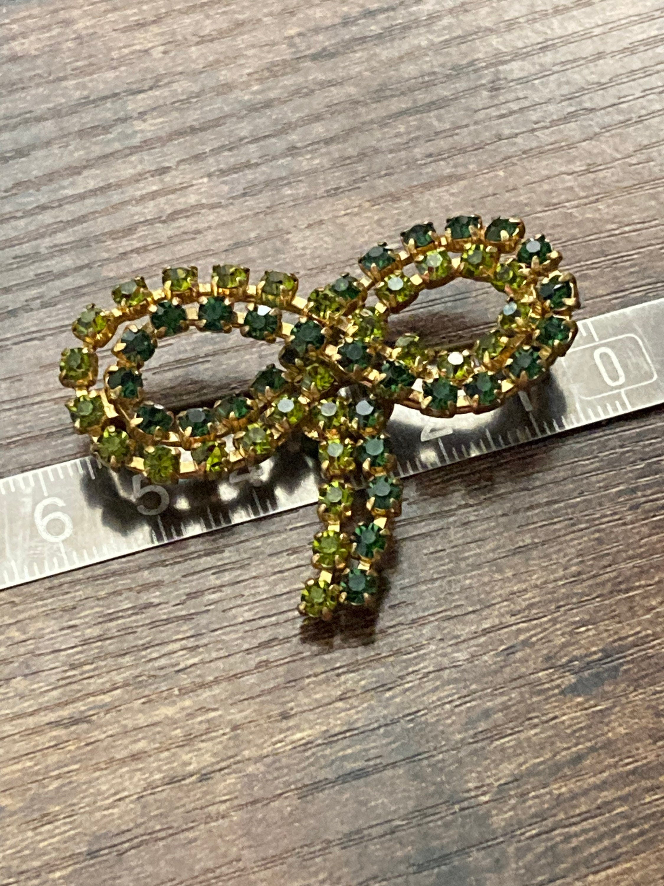 Vintage gold tone green emerald rhinestone glass bow ribbon brooch
