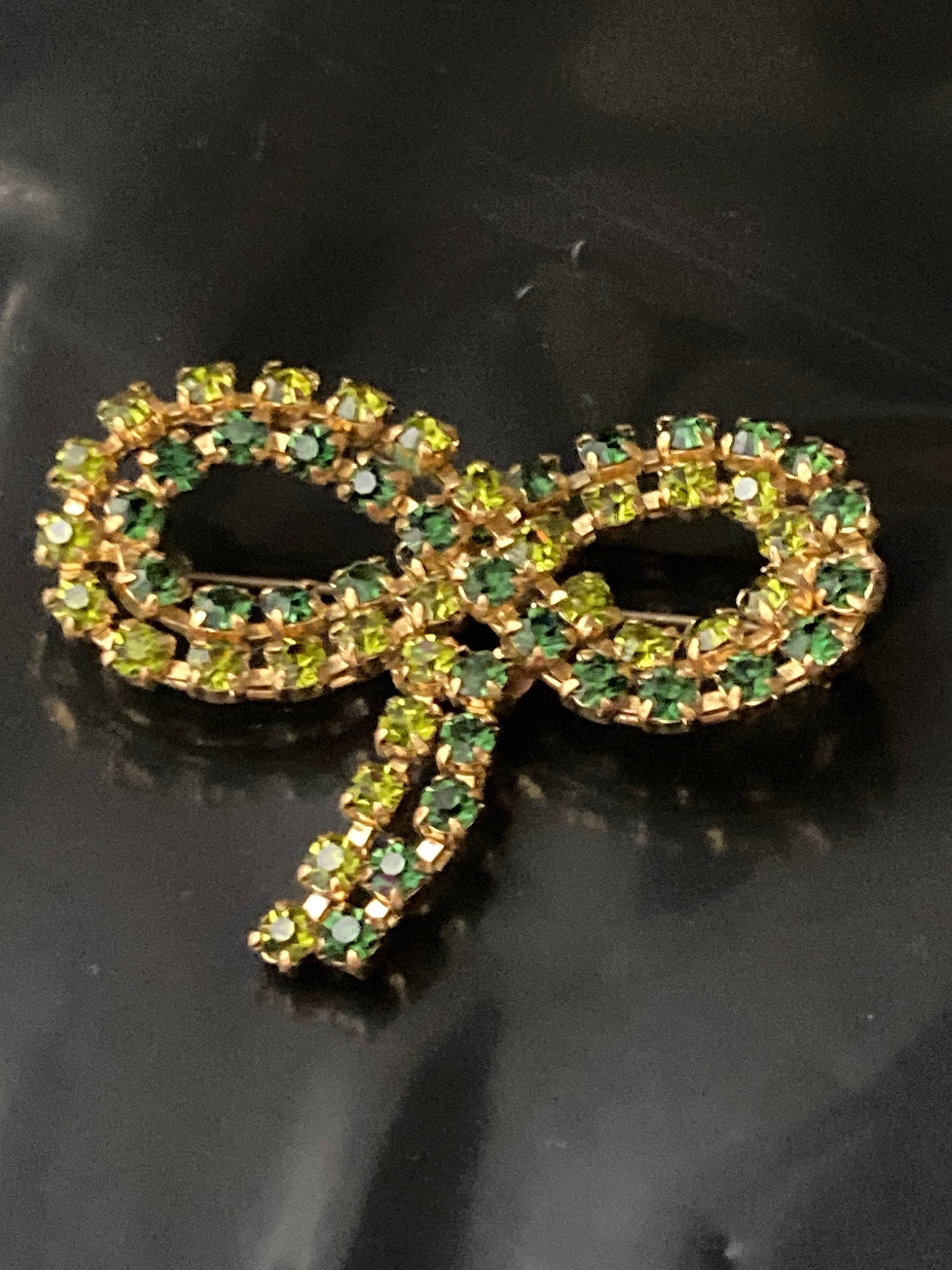 Vintage gold tone green emerald rhinestone glass bow ribbon brooch
