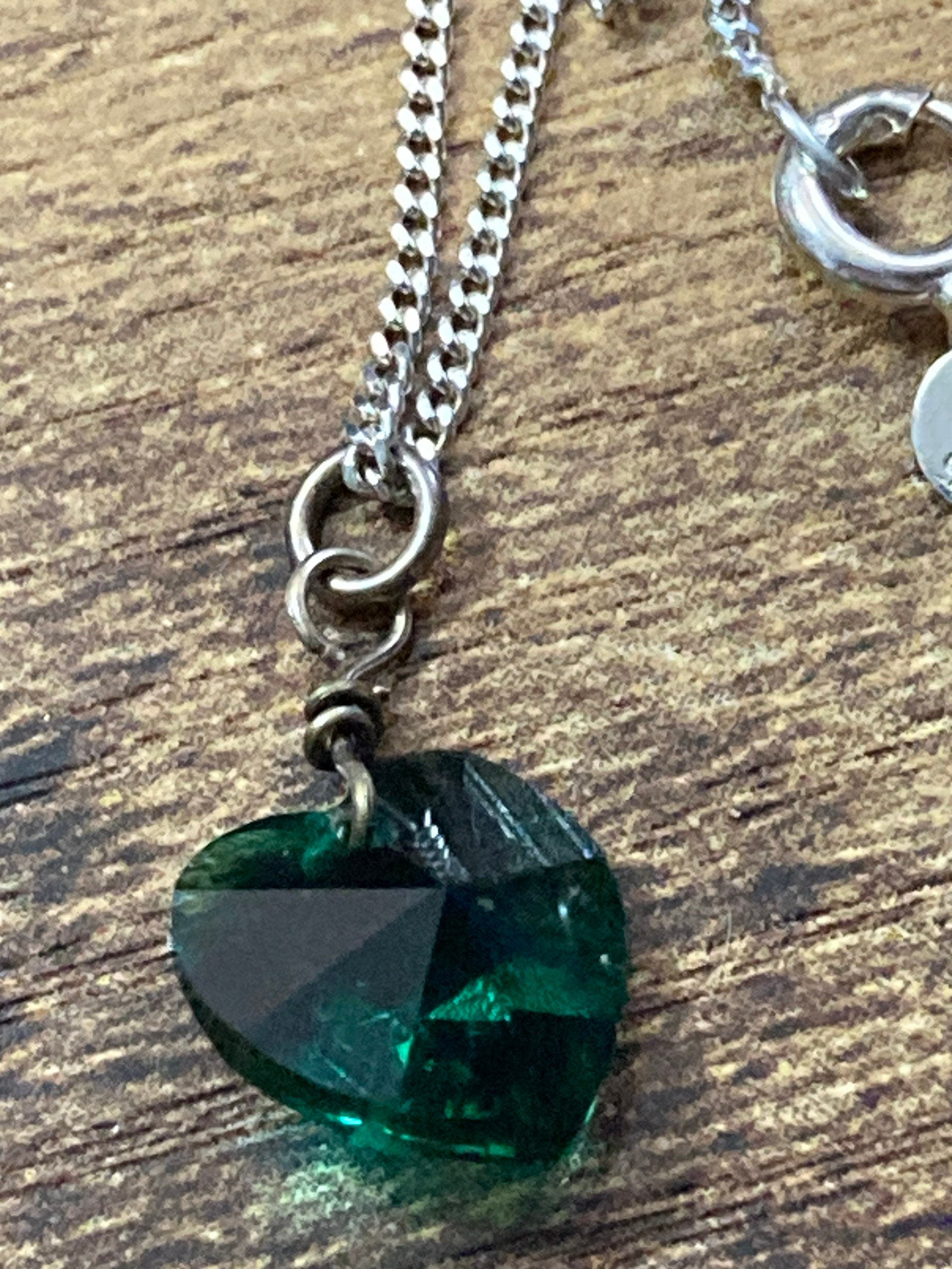 simple 925 Sterling silver fine link chain necklace with emerald green glass heart pendant  2.4gm 40cm