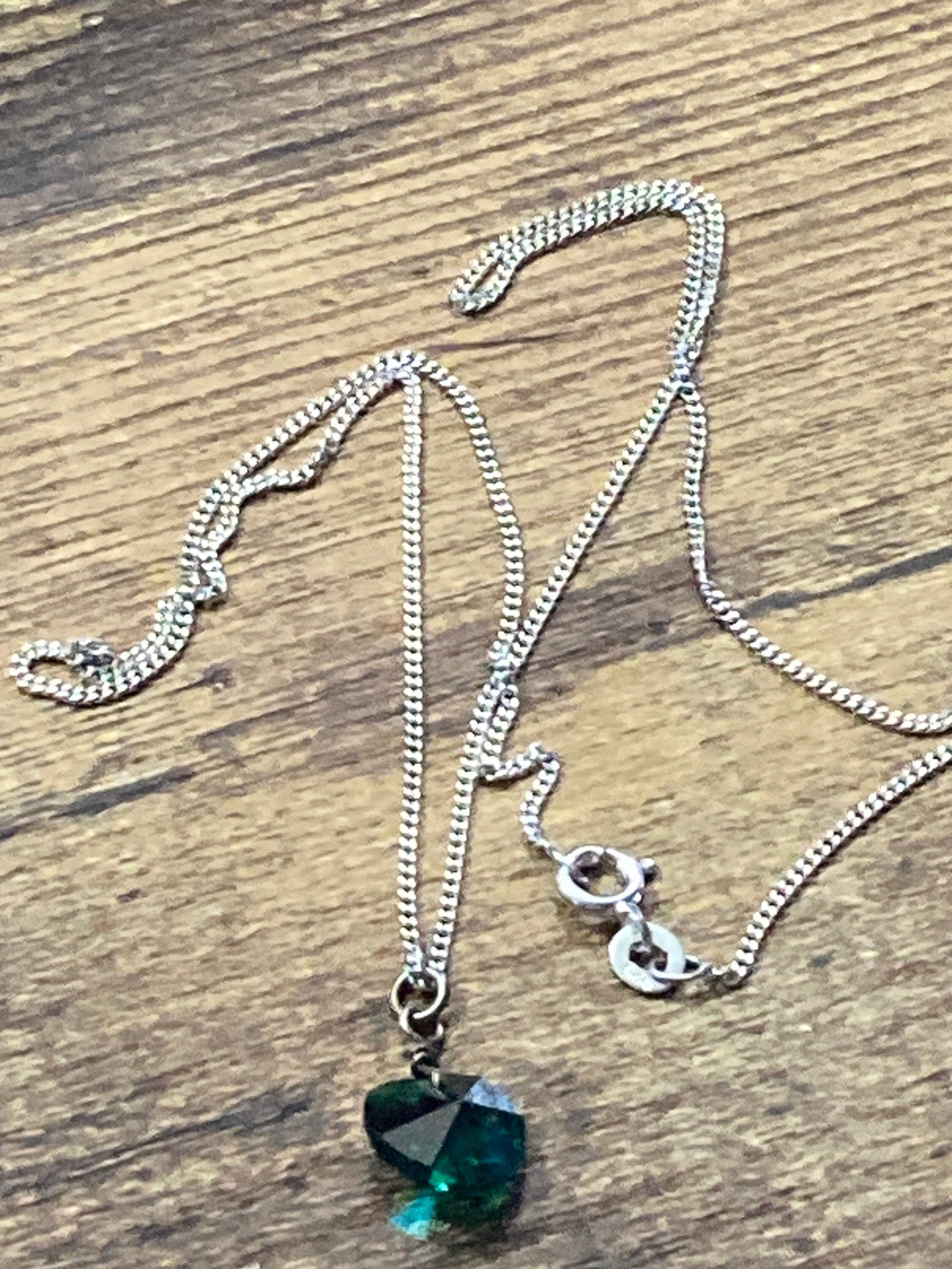 simple 925 Sterling silver fine link chain necklace with emerald green glass heart pendant  2.4gm 40cm