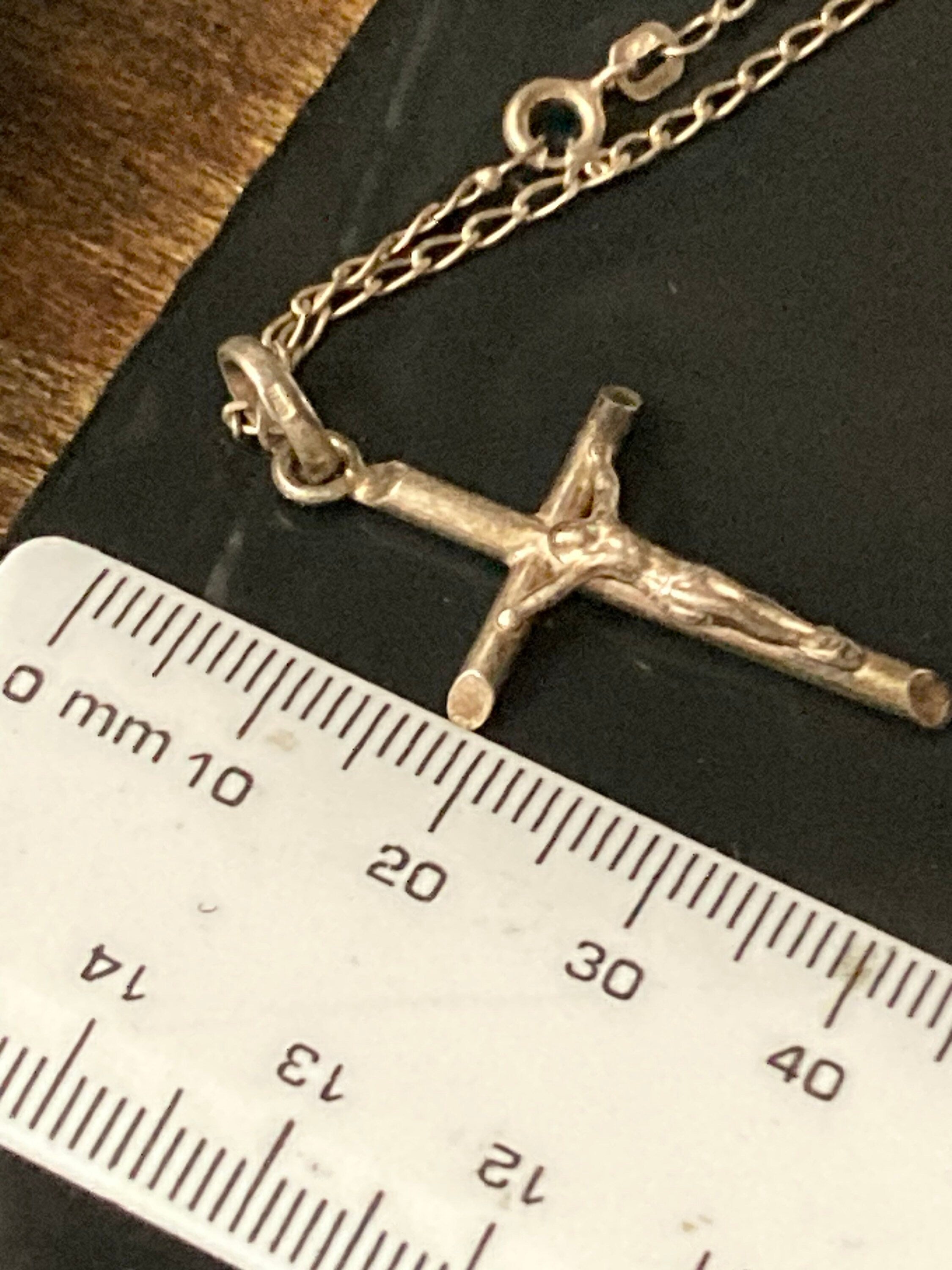 925 Sterling silver religious crucifix cross pendant necklace on a 46 cm chain