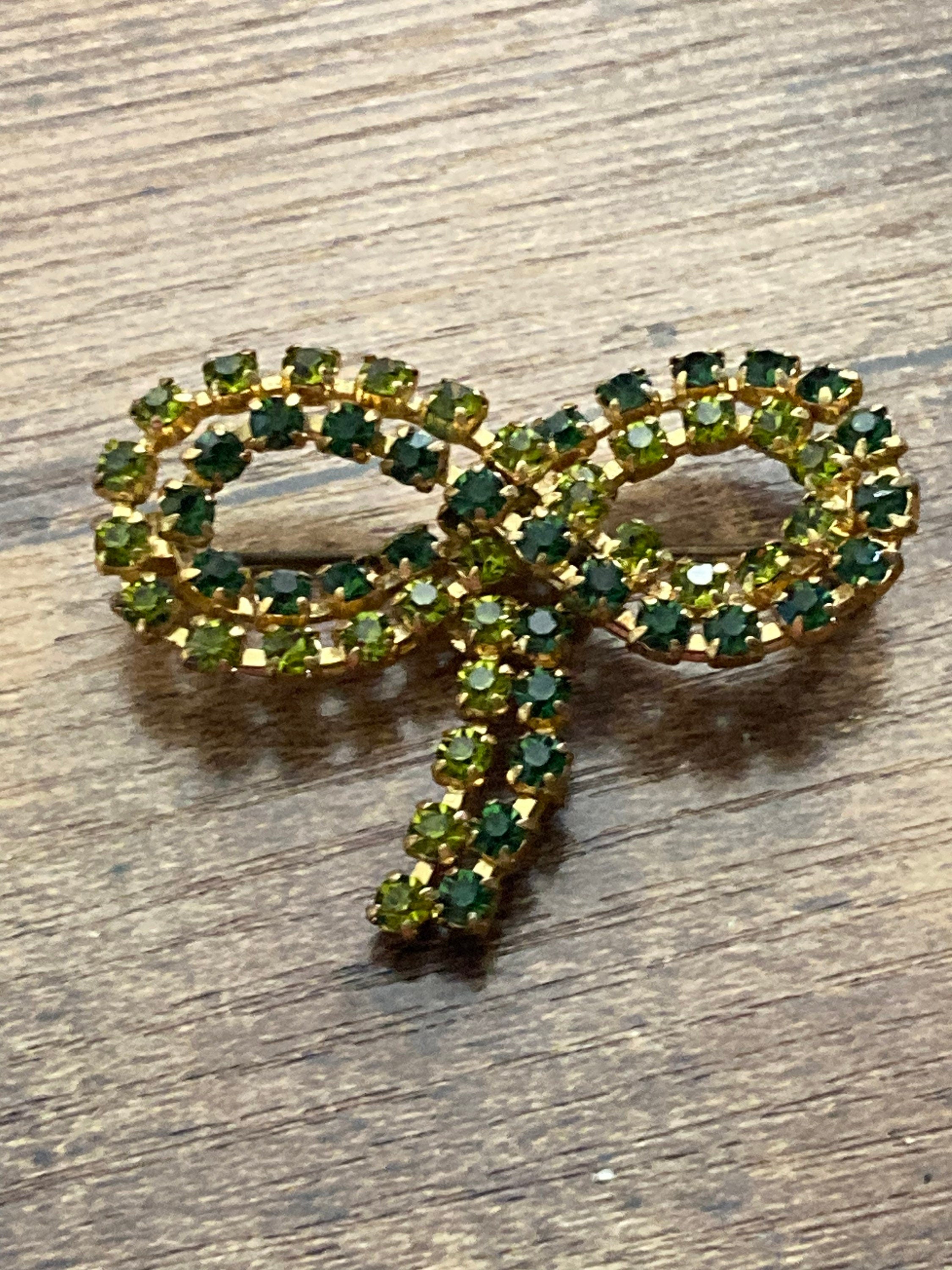 Vintage gold tone green emerald rhinestone glass bow ribbon brooch