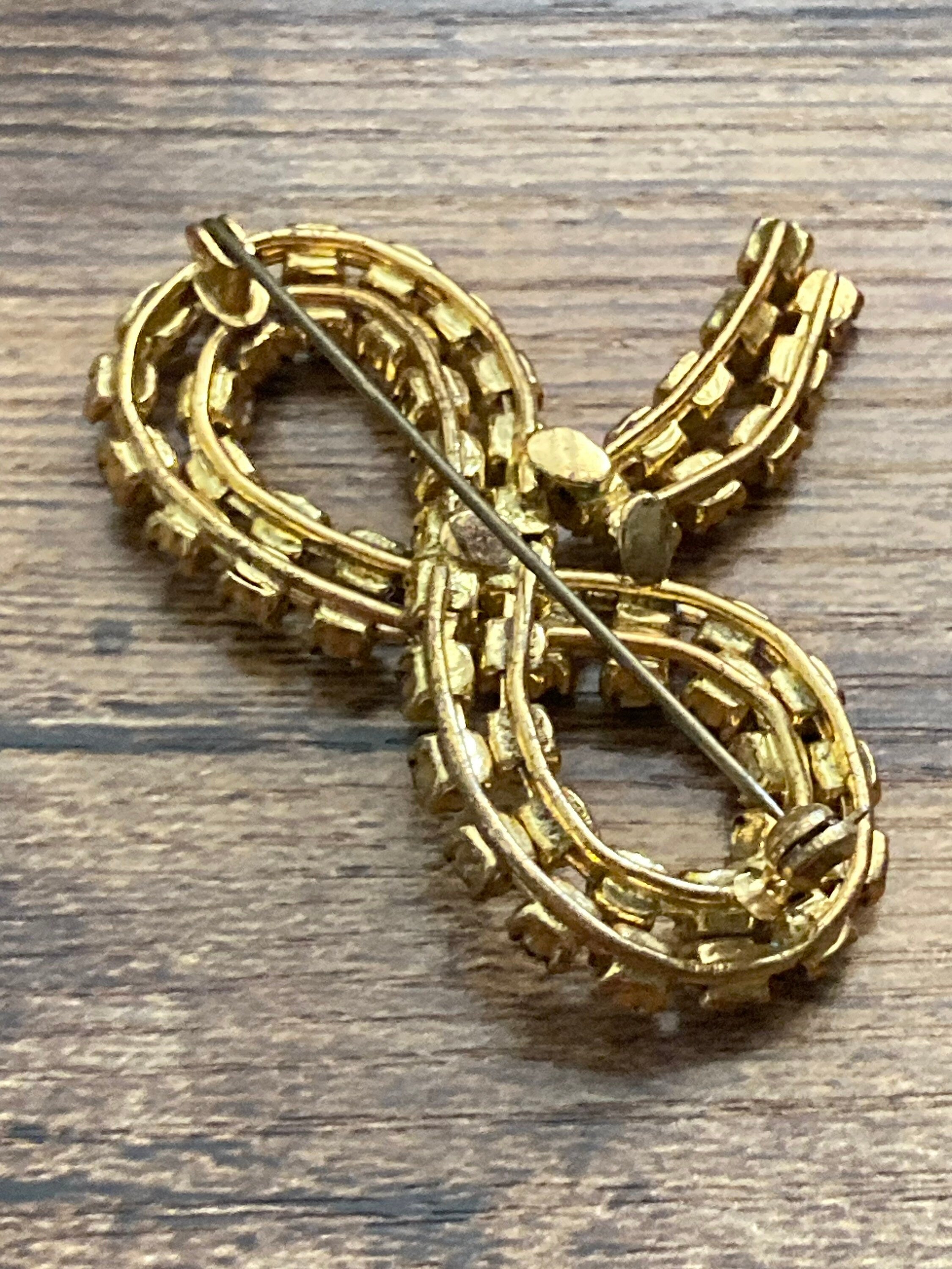 Vintage gold tone green emerald rhinestone glass bow ribbon brooch