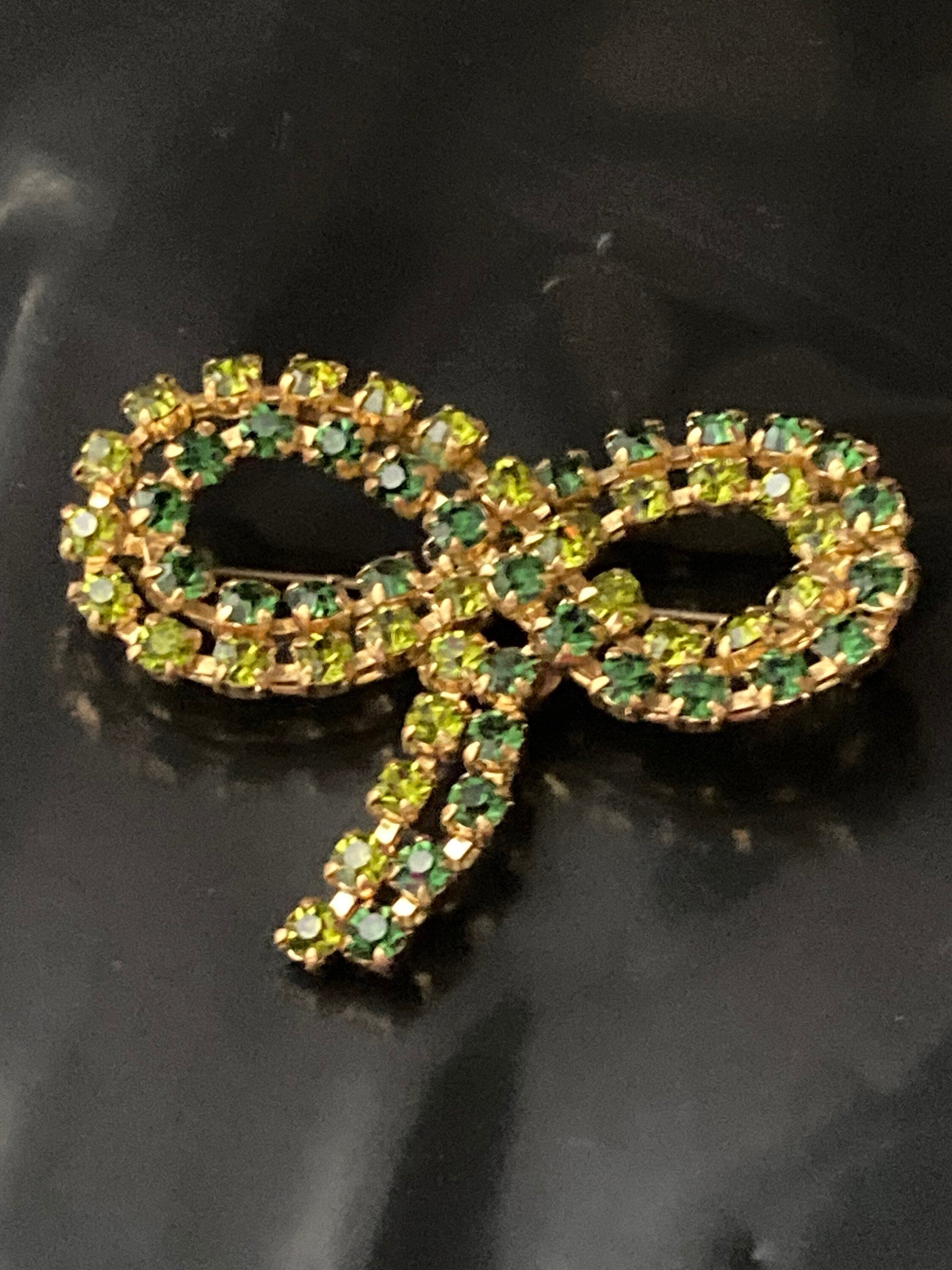 Vintage gold tone green emerald rhinestone glass bow ribbon brooch