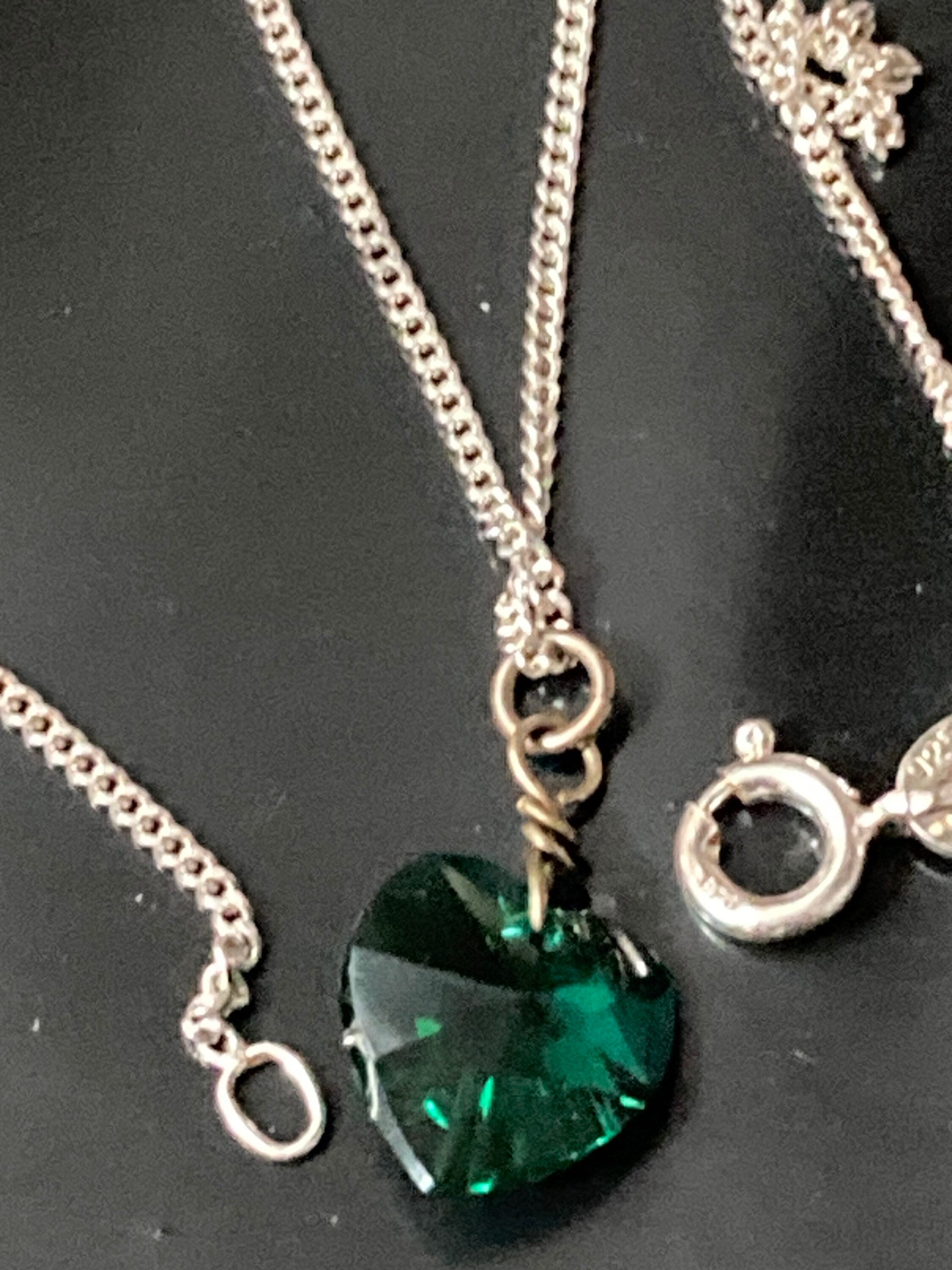 simple 925 Sterling silver fine link chain necklace with emerald green glass heart pendant  2.4gm 40cm
