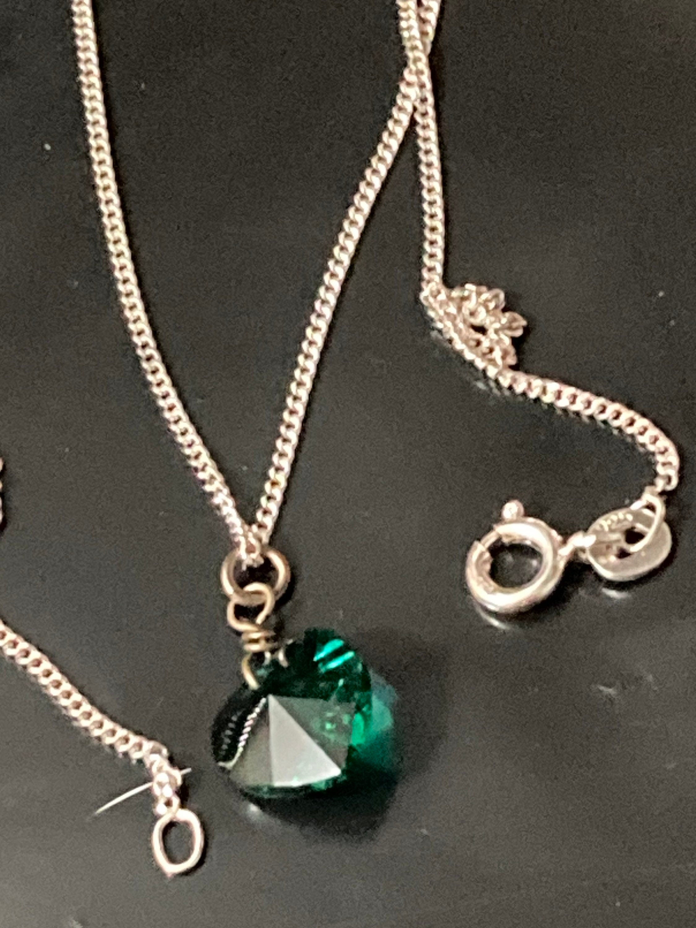 simple 925 Sterling silver fine link chain necklace with emerald green glass heart pendant  2.4gm 40cm