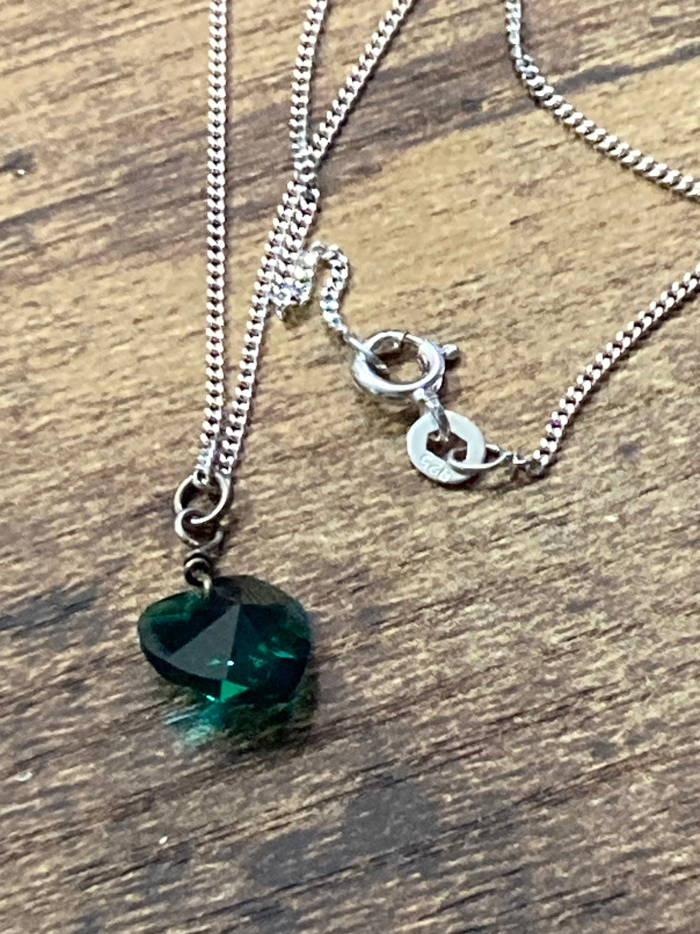 simple 925 Sterling silver fine link chain necklace with emerald green glass heart pendant  2.4gm 40cm