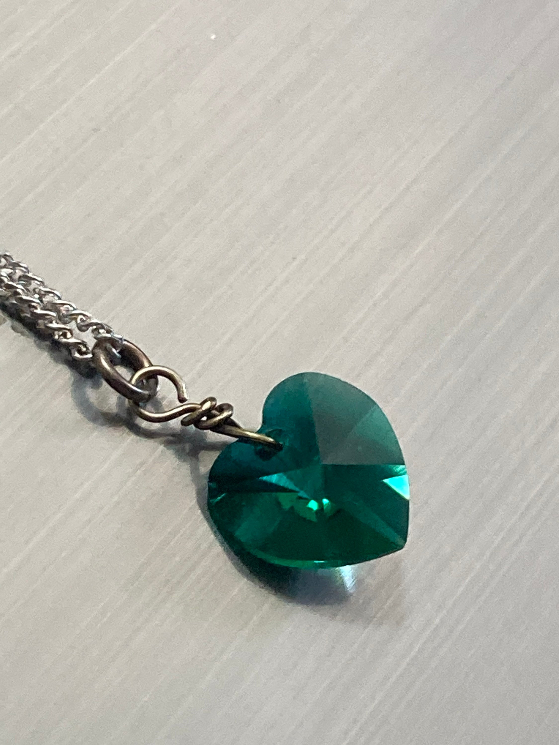 simple 925 Sterling silver fine link chain necklace with emerald green glass heart pendant  2.4gm 40cm