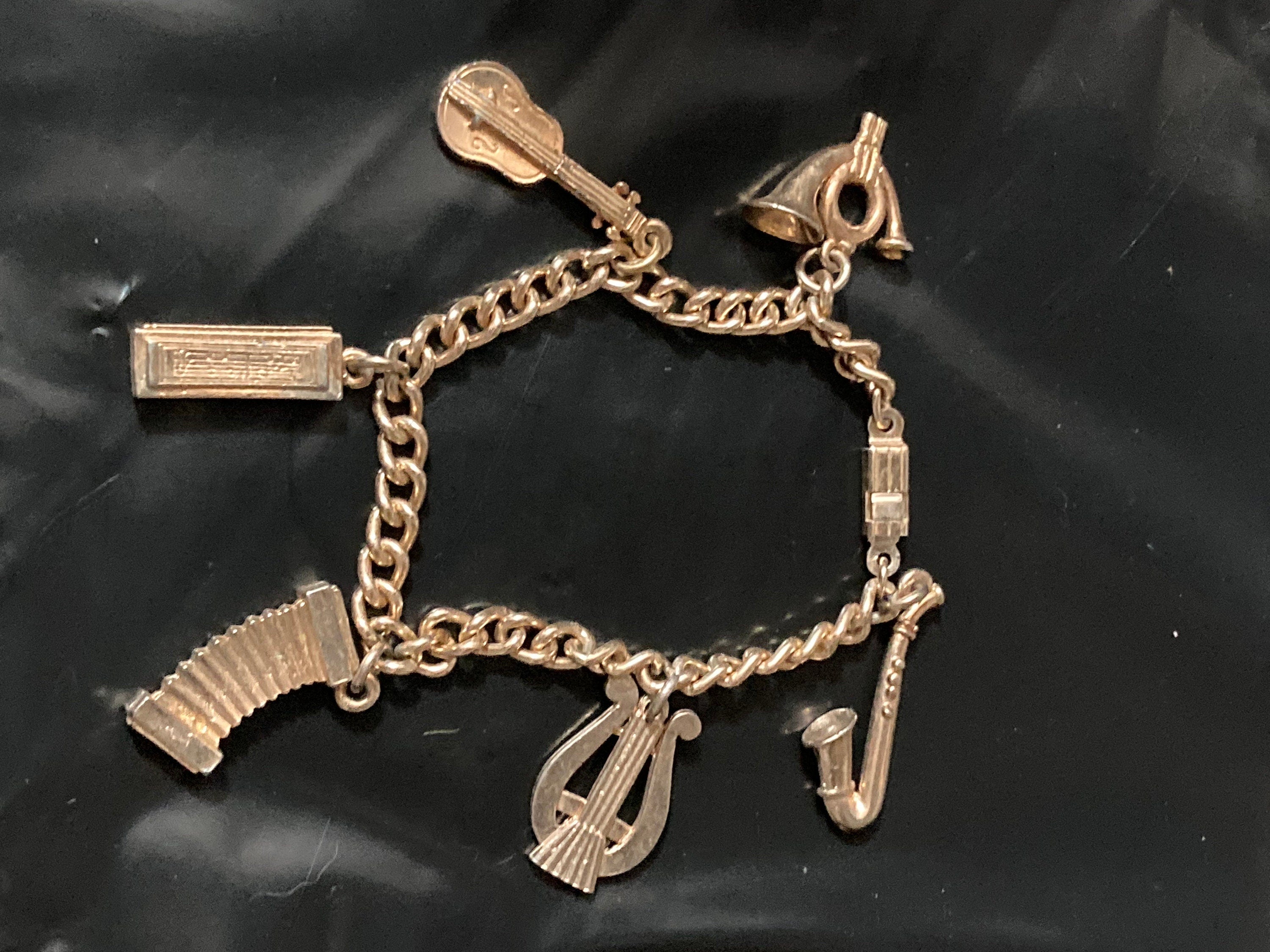 Musicians Vintage Gold tone  chain charm bracelet musical instruments