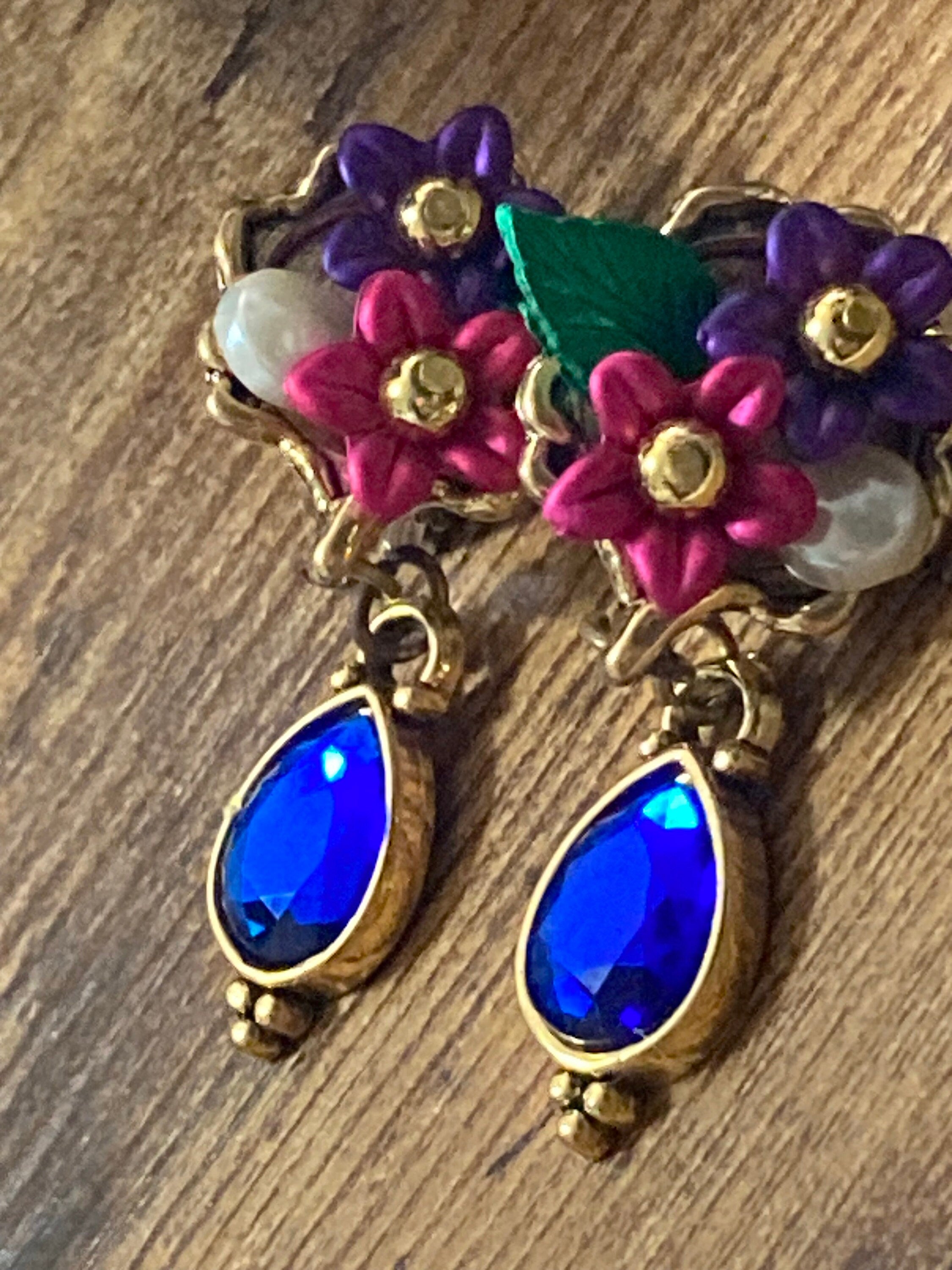 retro gold tone purple pink plastic floral sapphire cabochon drop dangly earrings