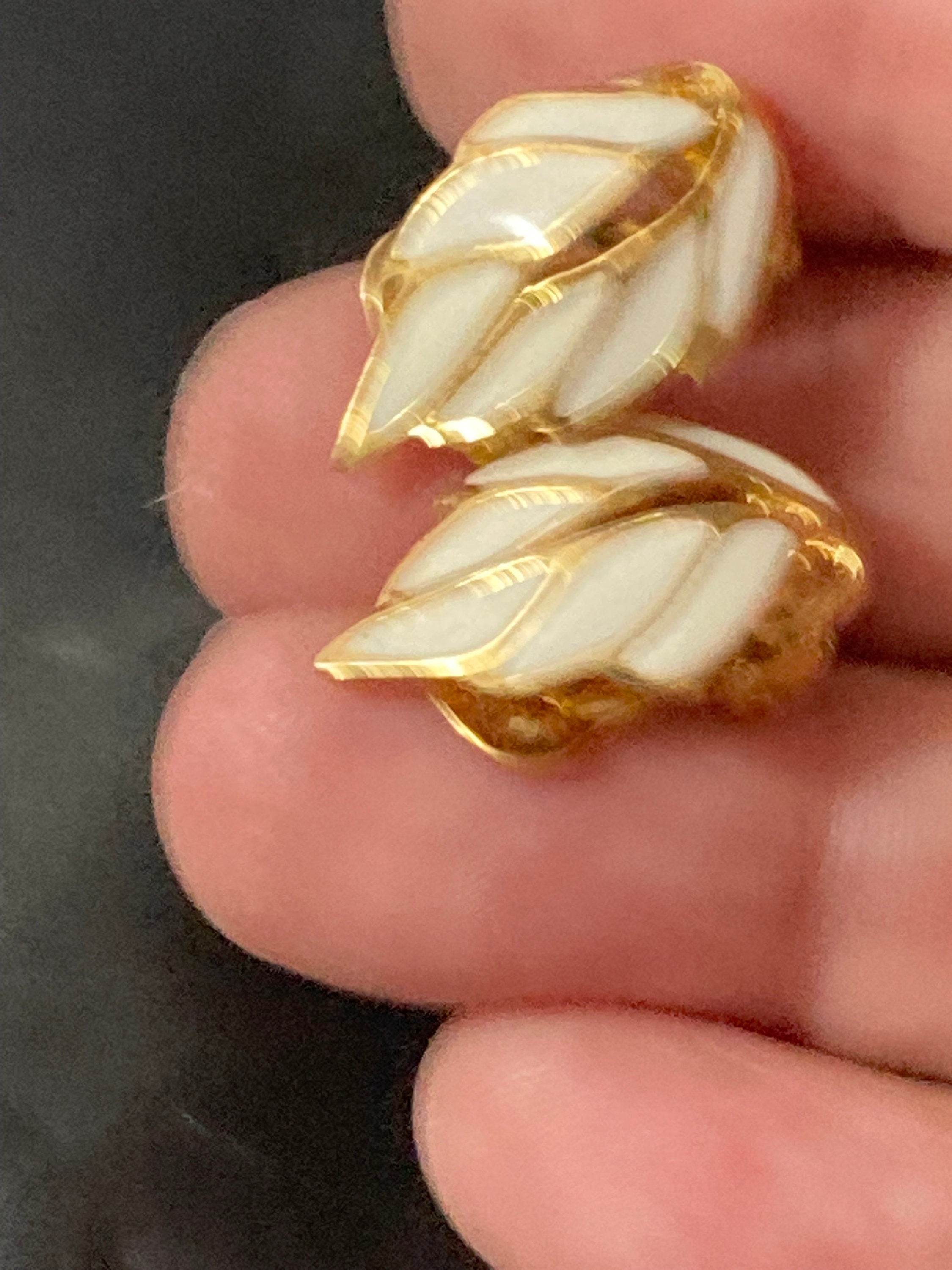 Signed SOLIEL Vintage 1980s gold tone cream enamel leaf clip on stud earrings