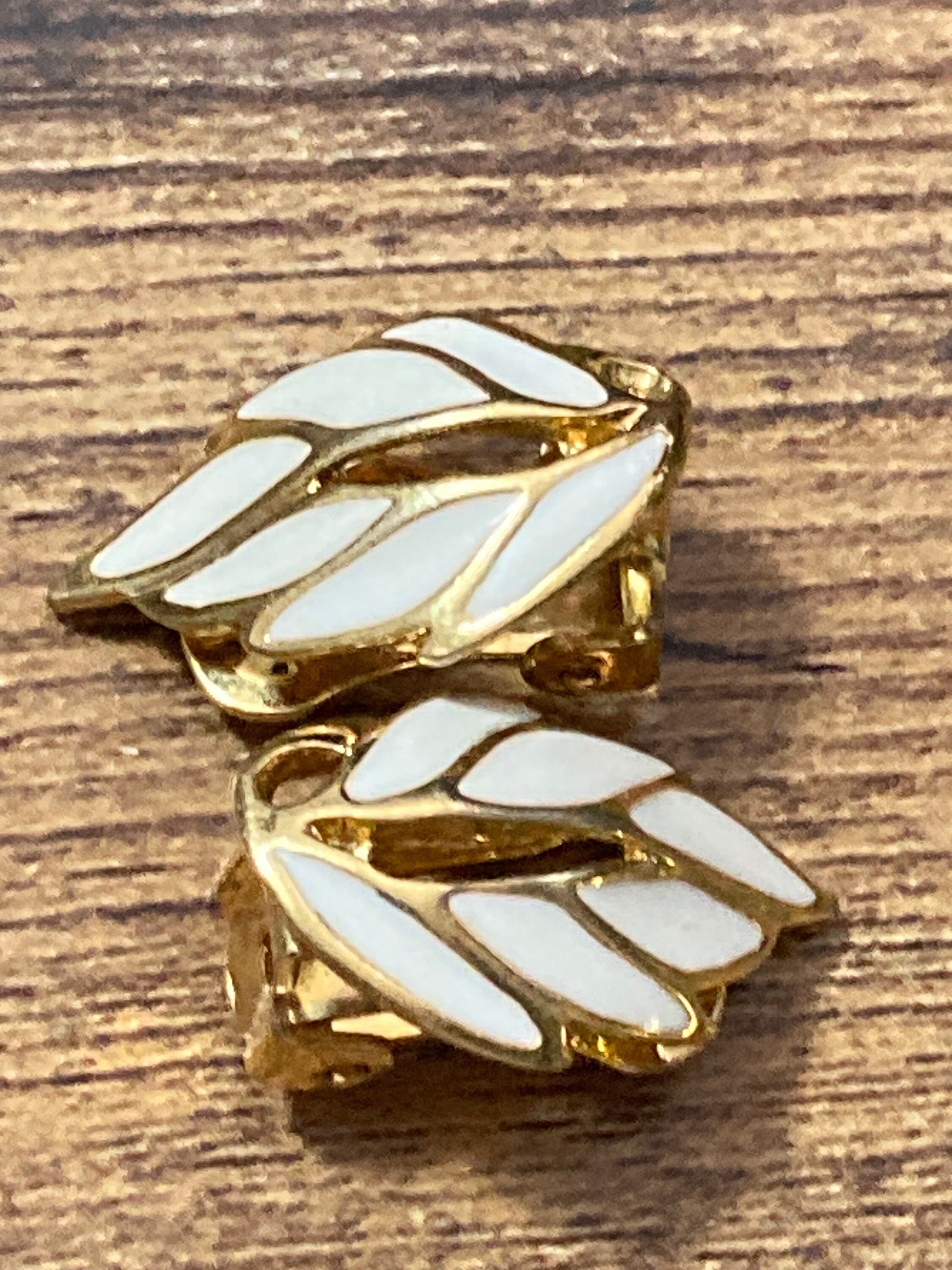 Signed SOLIEL Vintage 1980s gold tone cream enamel leaf clip on stud earrings