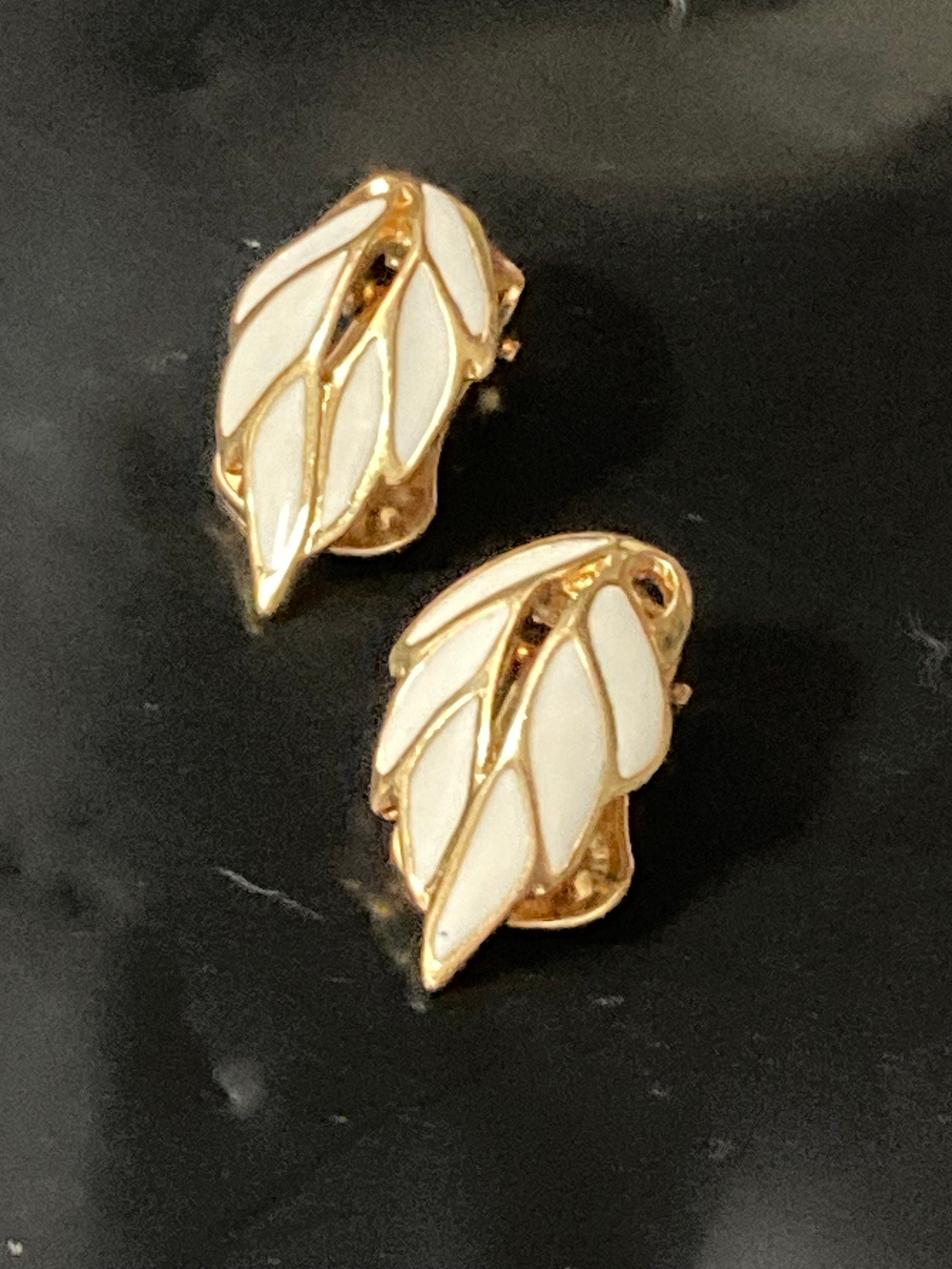 Signed SOLIEL Vintage 1980s gold tone cream enamel leaf clip on stud earrings