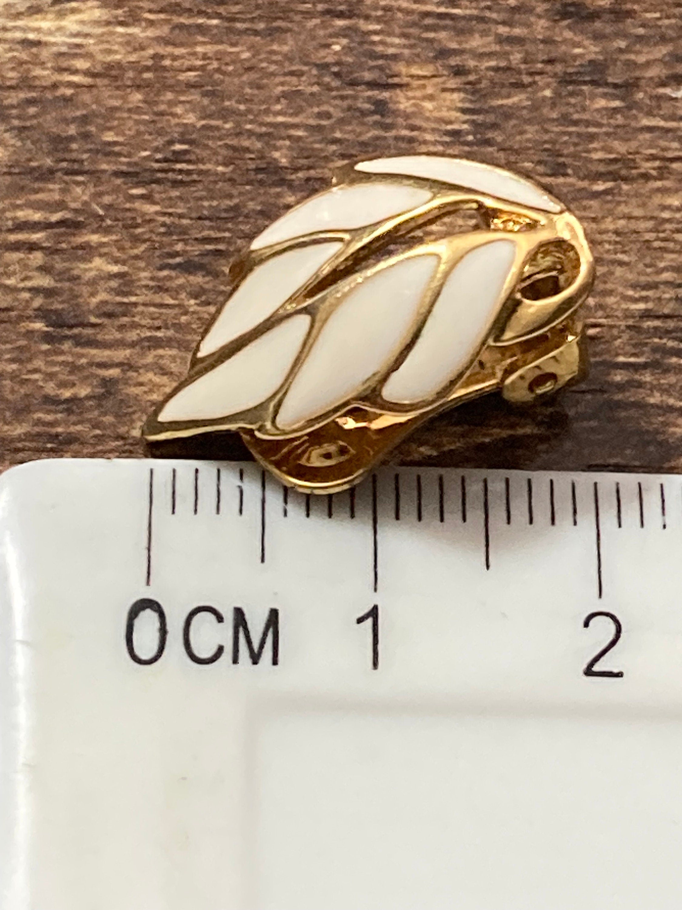 Signed SOLIEL Vintage 1980s gold tone cream enamel leaf clip on stud earrings