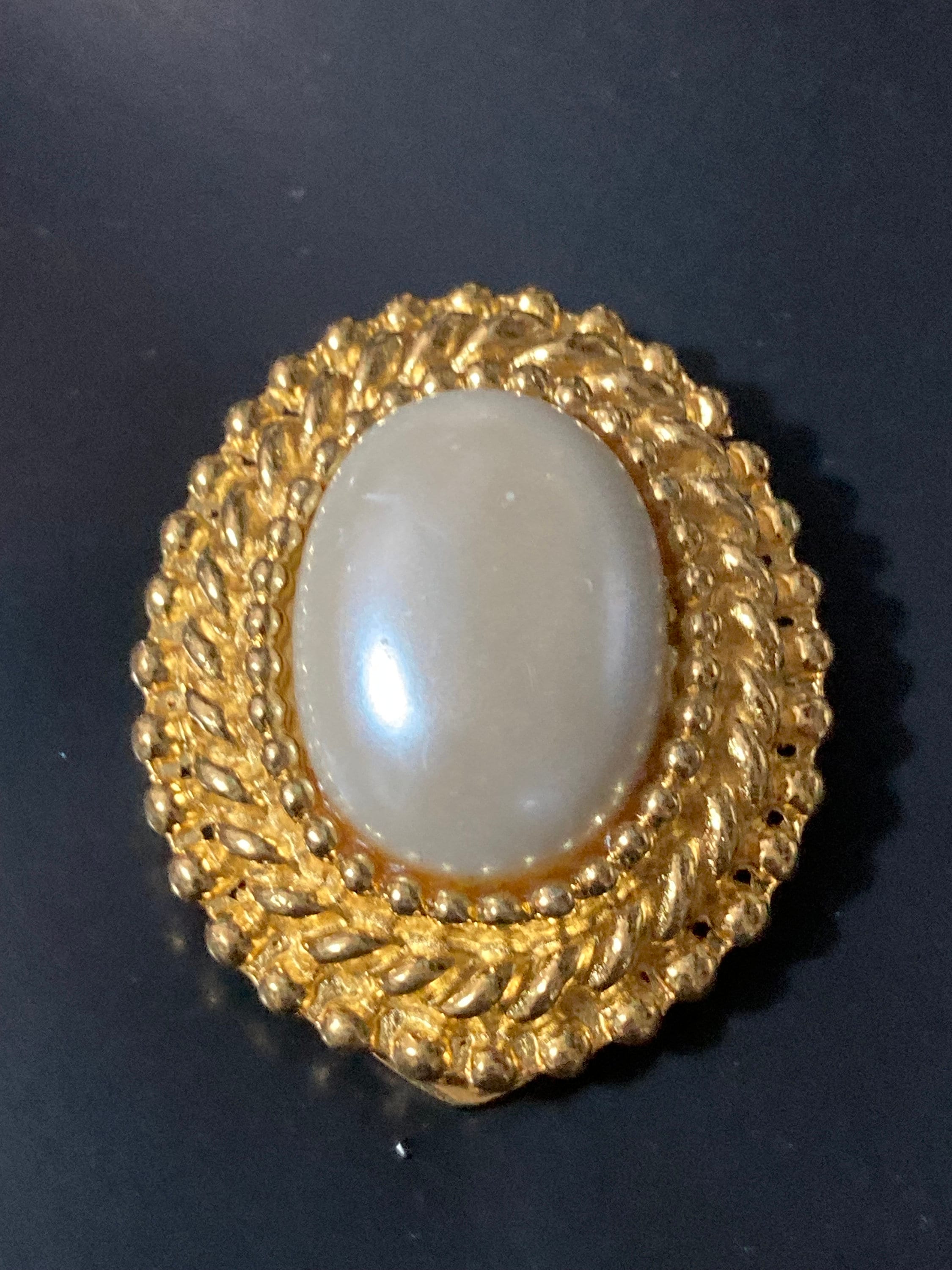Retro Gold Tone faux pearl   Oval Scarf ring clip Holder 1980s