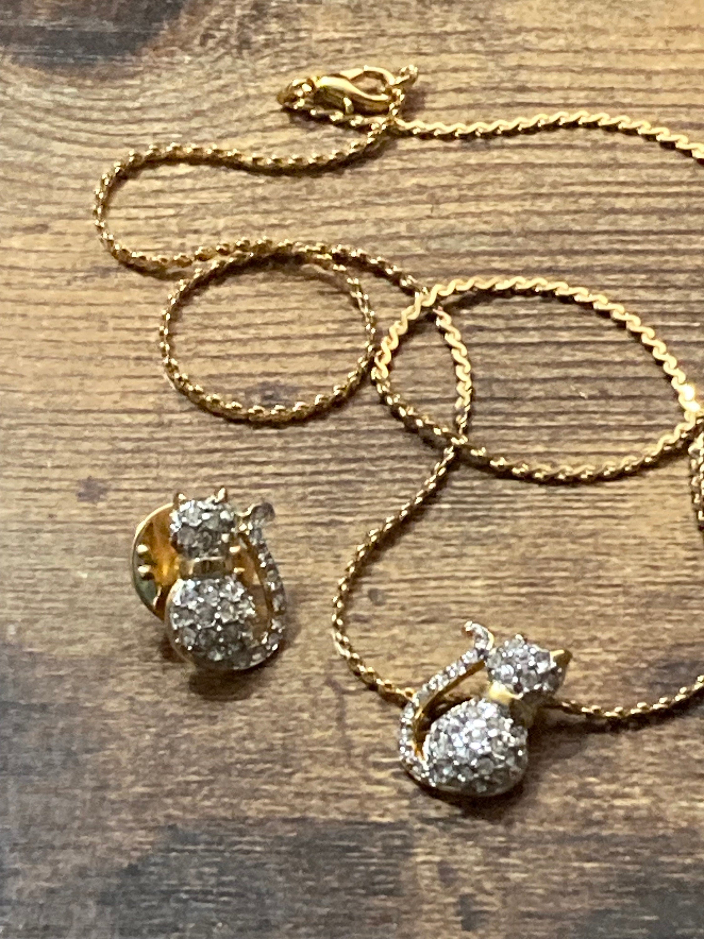 Retro diamanté cat pendant on a gold plated 44cm serpentine chain and matching pin brooch