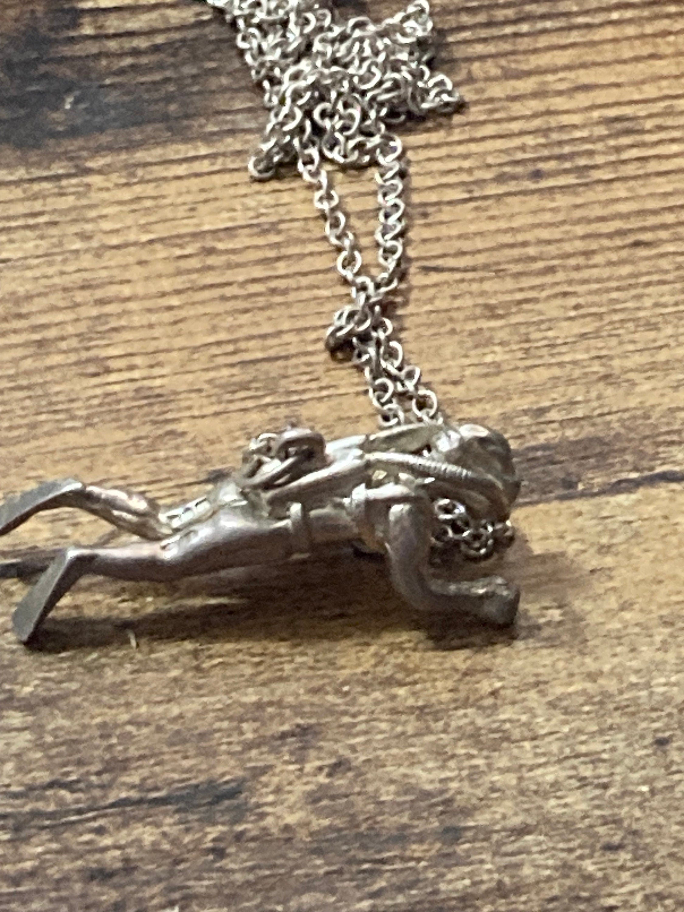 Vintage heavy 925 Sterling silver scuba diver pendant on a 62cm chain necklace 18gms 1978