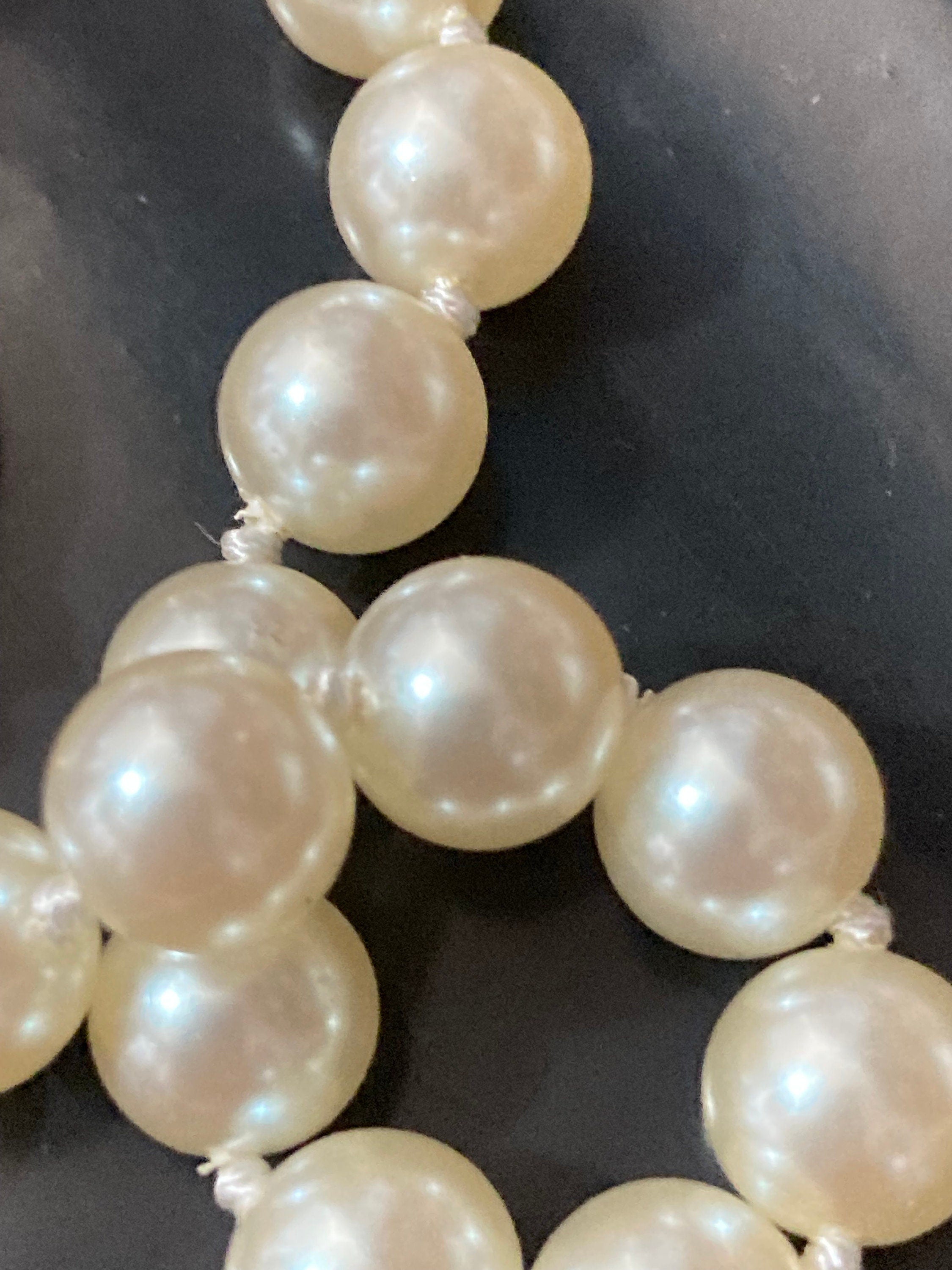 cream faux pearl collar necklace with knotted glass beads 48.5cm gold tone