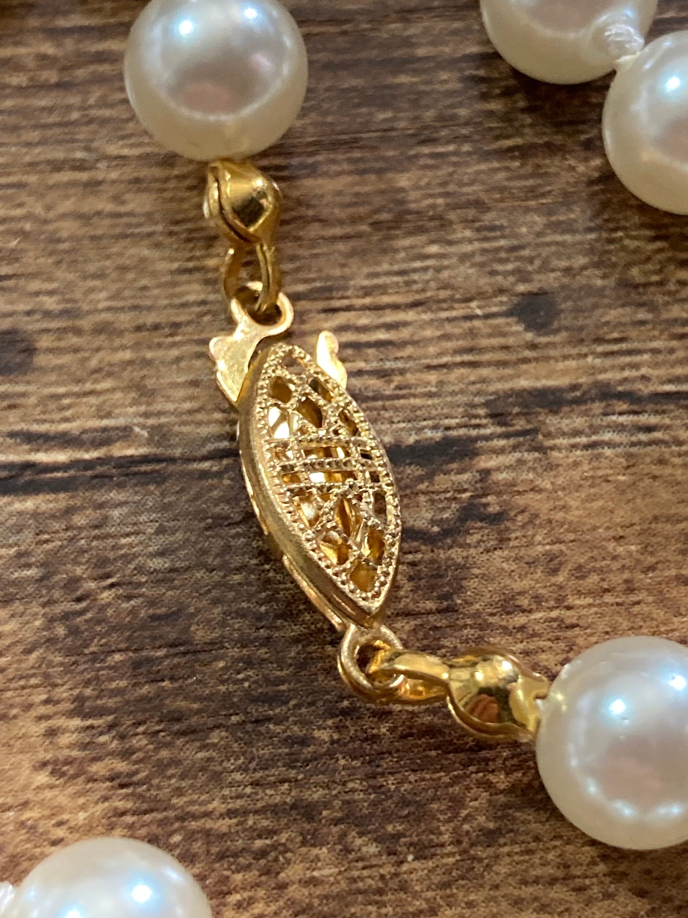 cream faux pearl collar necklace with knotted glass beads 48.5cm gold tone