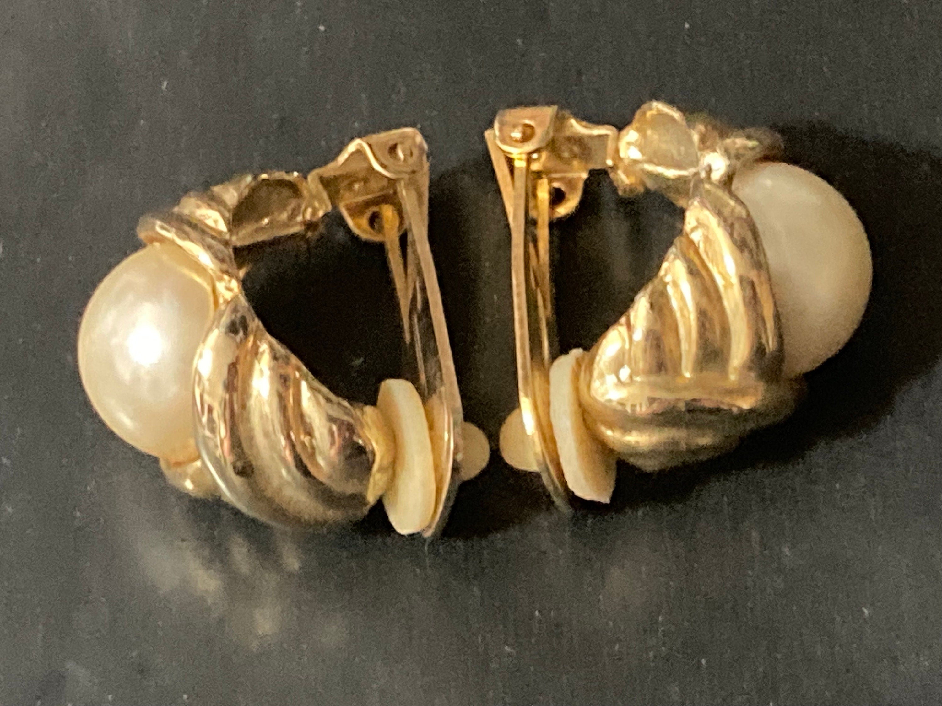 Retro half hoop cream faux pearl cabochon Clip On Earrings gold tone
