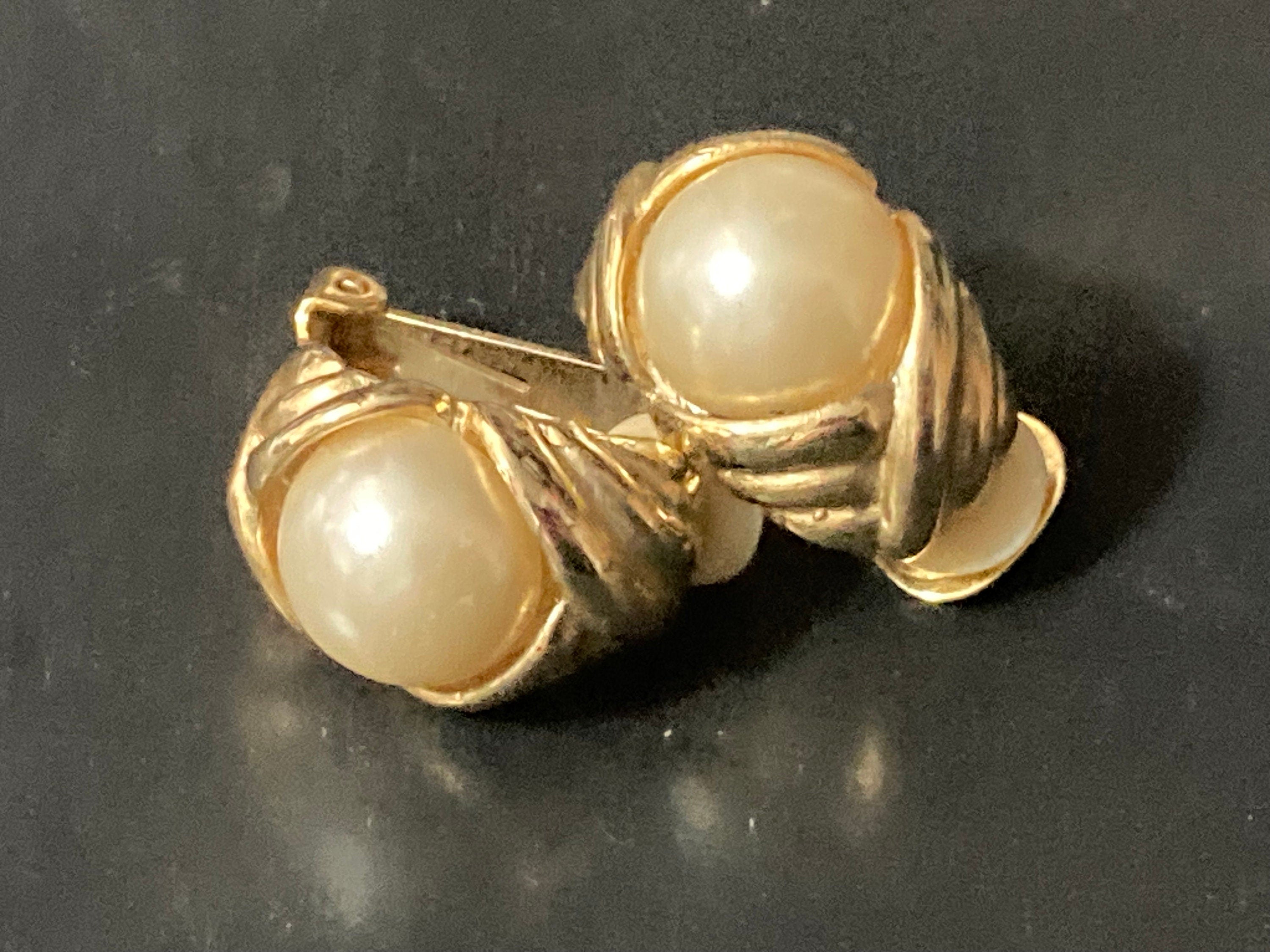Retro half hoop cream faux pearl cabochon Clip On Earrings gold tone