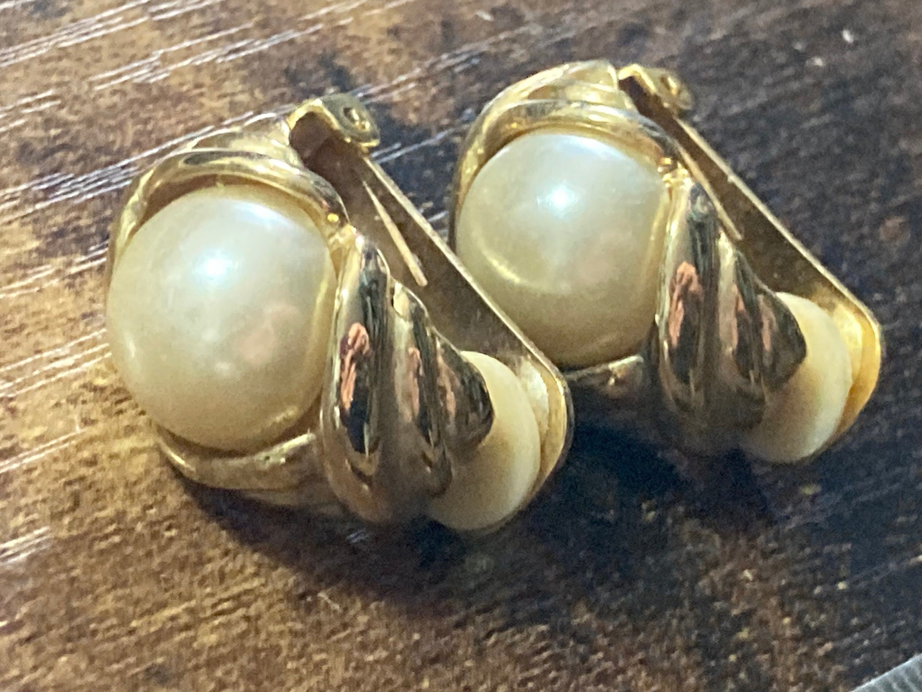Retro half hoop cream faux pearl cabochon Clip On Earrings gold tone