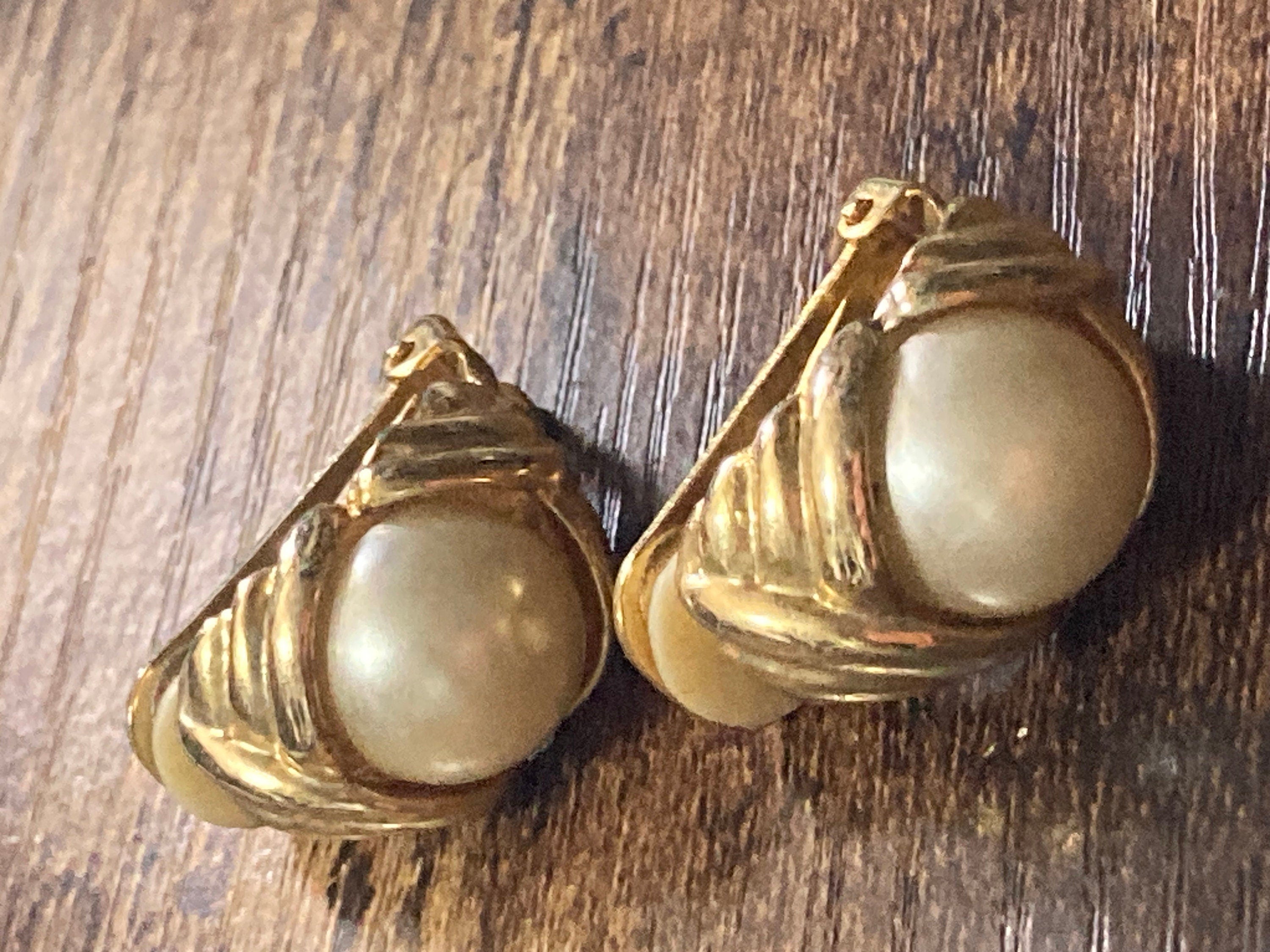 Retro half hoop cream faux pearl cabochon Clip On Earrings gold tone