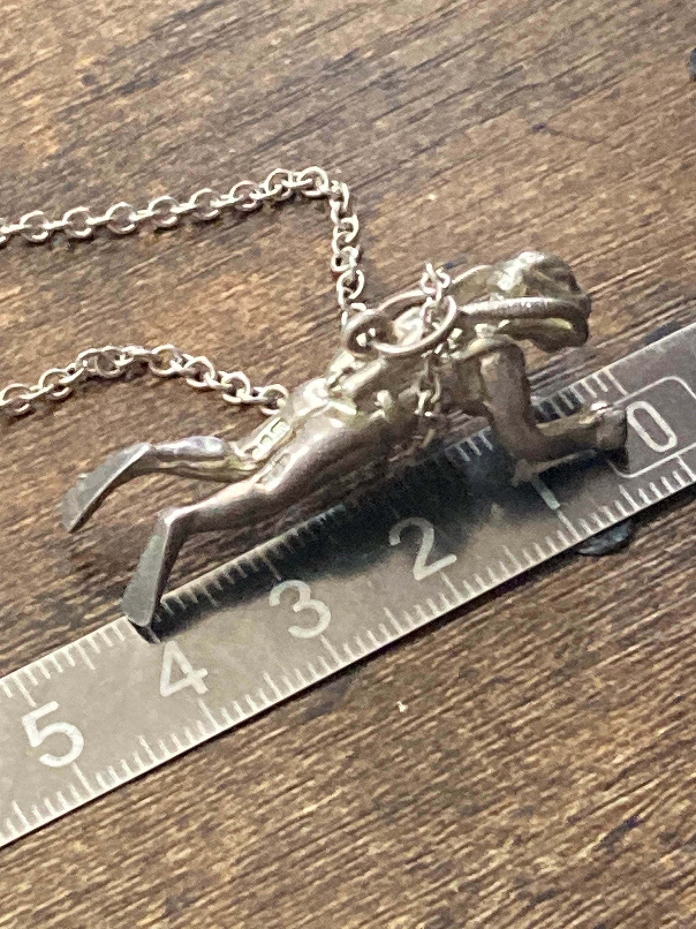 Vintage heavy 925 Sterling silver scuba diver pendant on a 62cm chain necklace 18gms 1978