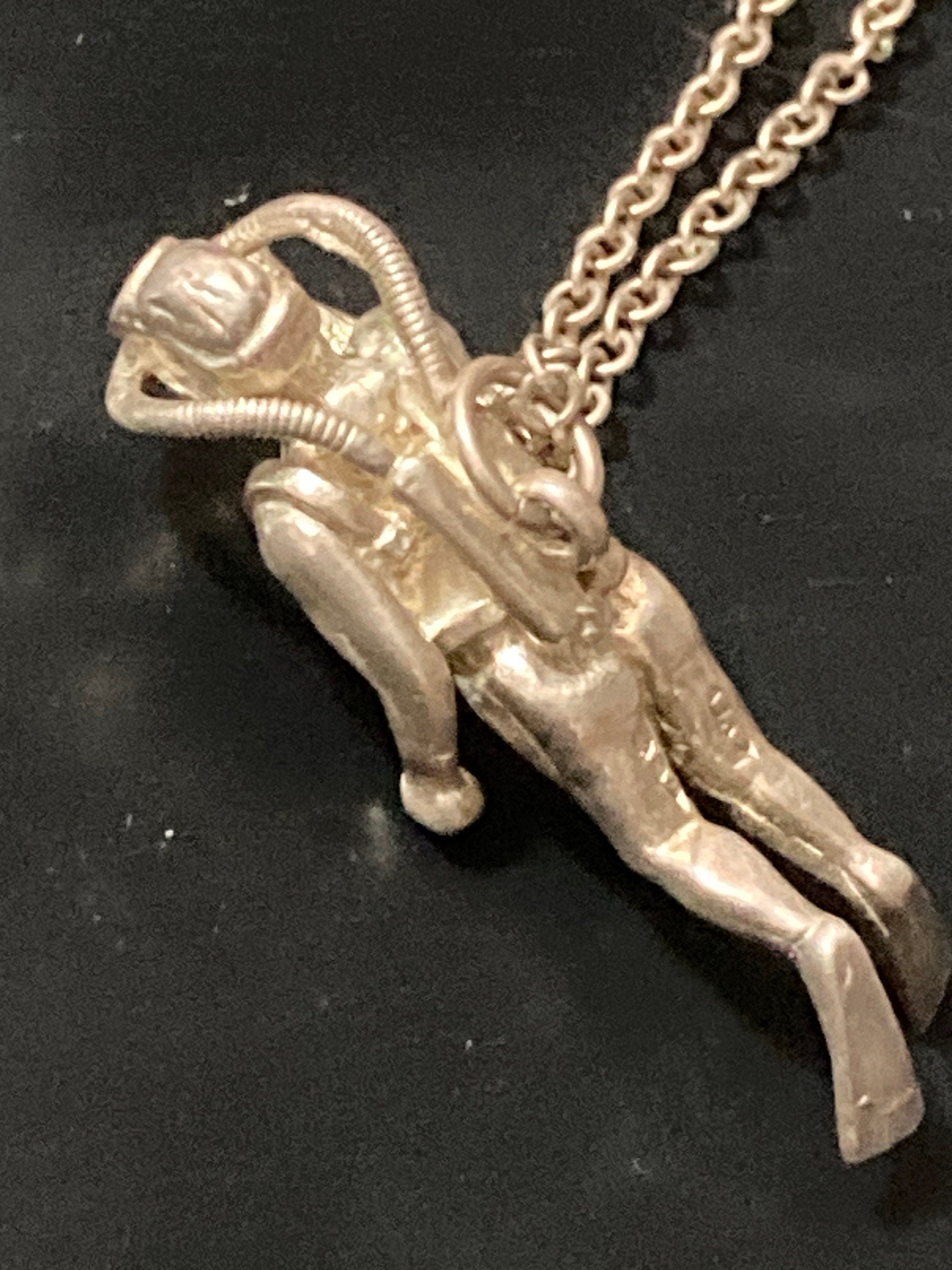 Vintage heavy 925 Sterling silver scuba diver pendant on a 62cm chain necklace 18gms 1978