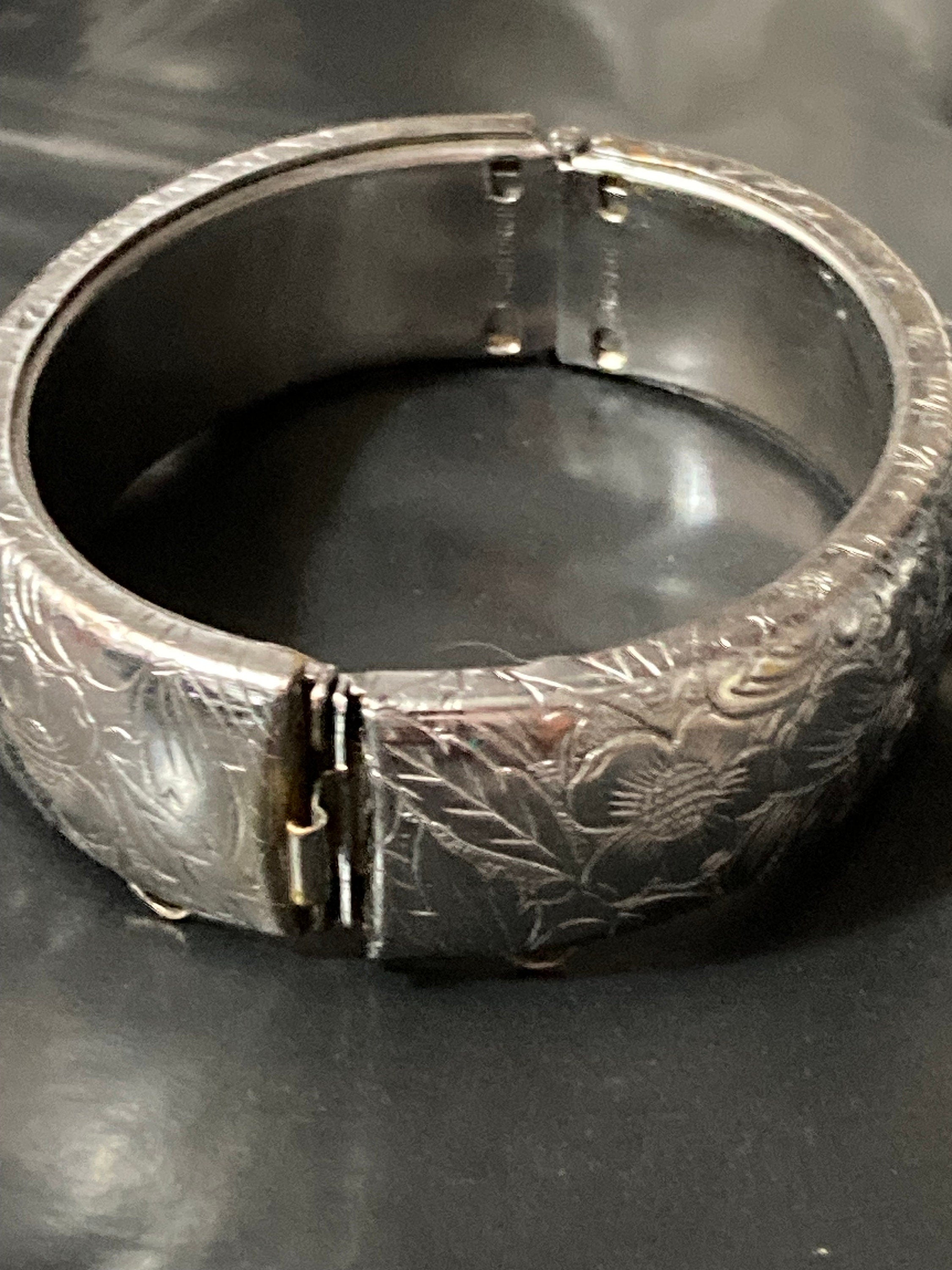 1970s signed Hong Kong  Vintage Silver tone Hinged floral etched oval clamper Bangle Bracelet