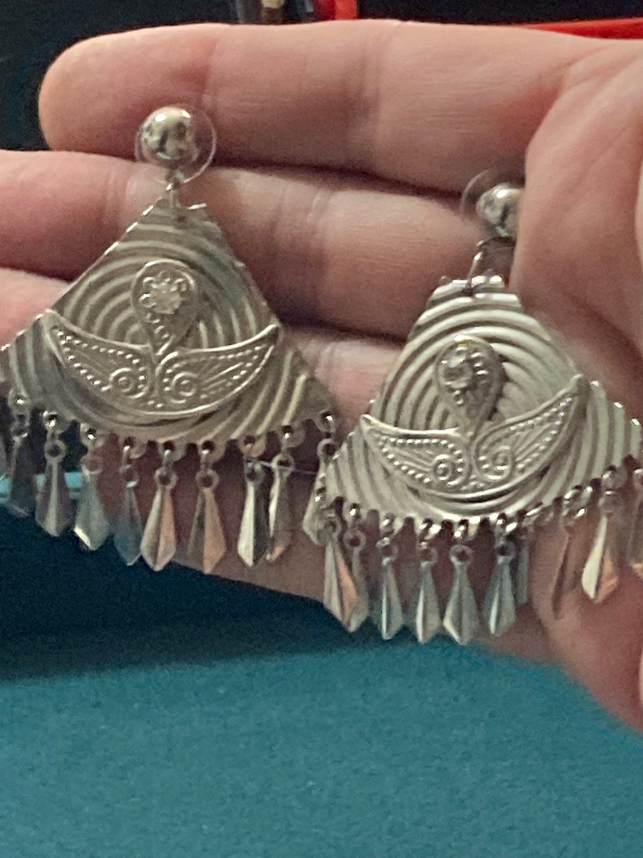 Vintage Aztec embossed panel silver tone dangly drop earrings pierced