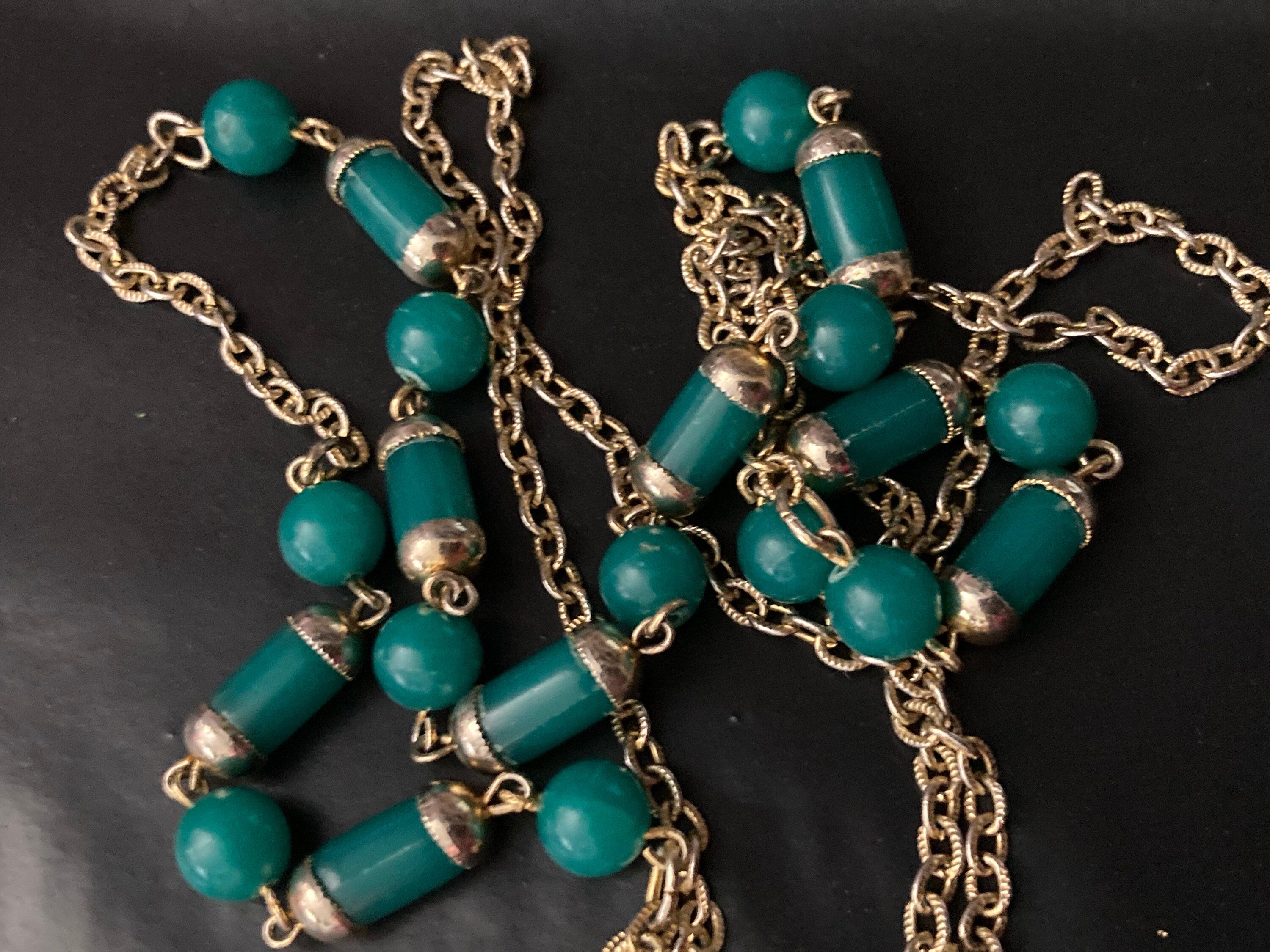 Vintage 1960s gold tone bright green plastic beaded station link necklace