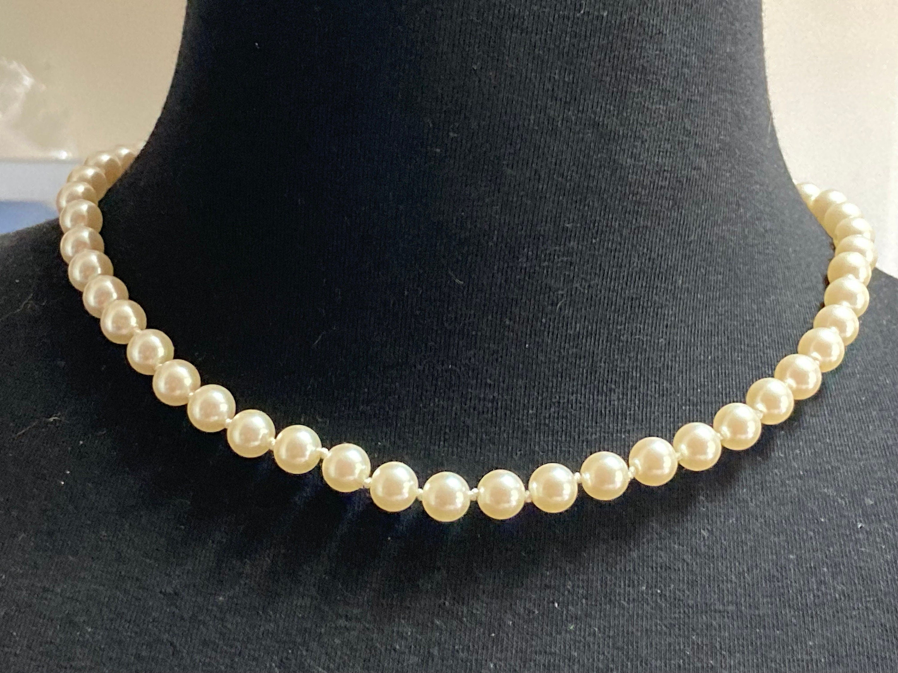 cream faux pearl collar necklace with knotted glass beads 48.5cm gold tone