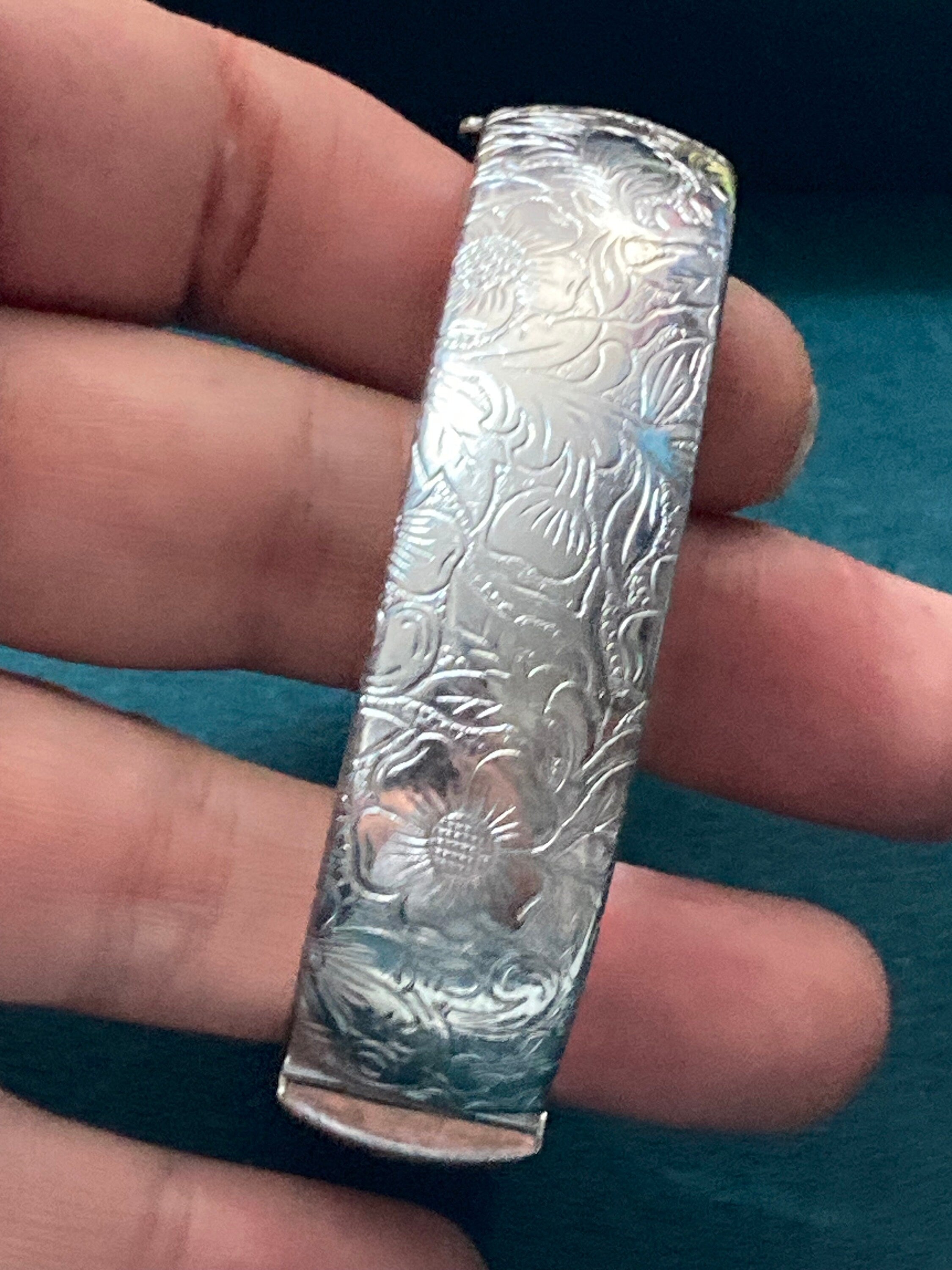 1970s signed Hong Kong  Vintage Silver tone Hinged floral etched oval clamper Bangle Bracelet