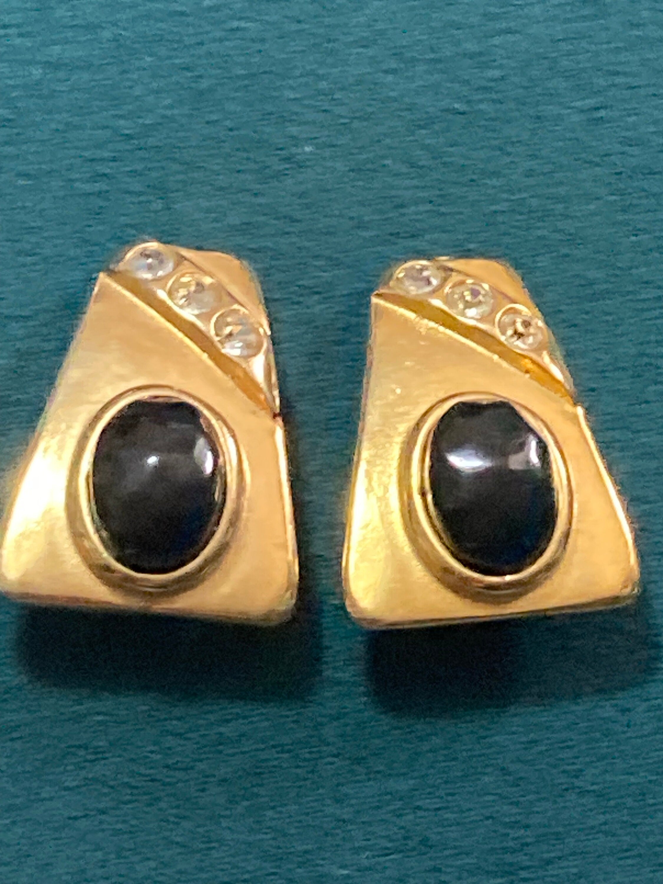 Signed Rita Frascione vintage Gold tone gold black cabochon clip on earrings stud