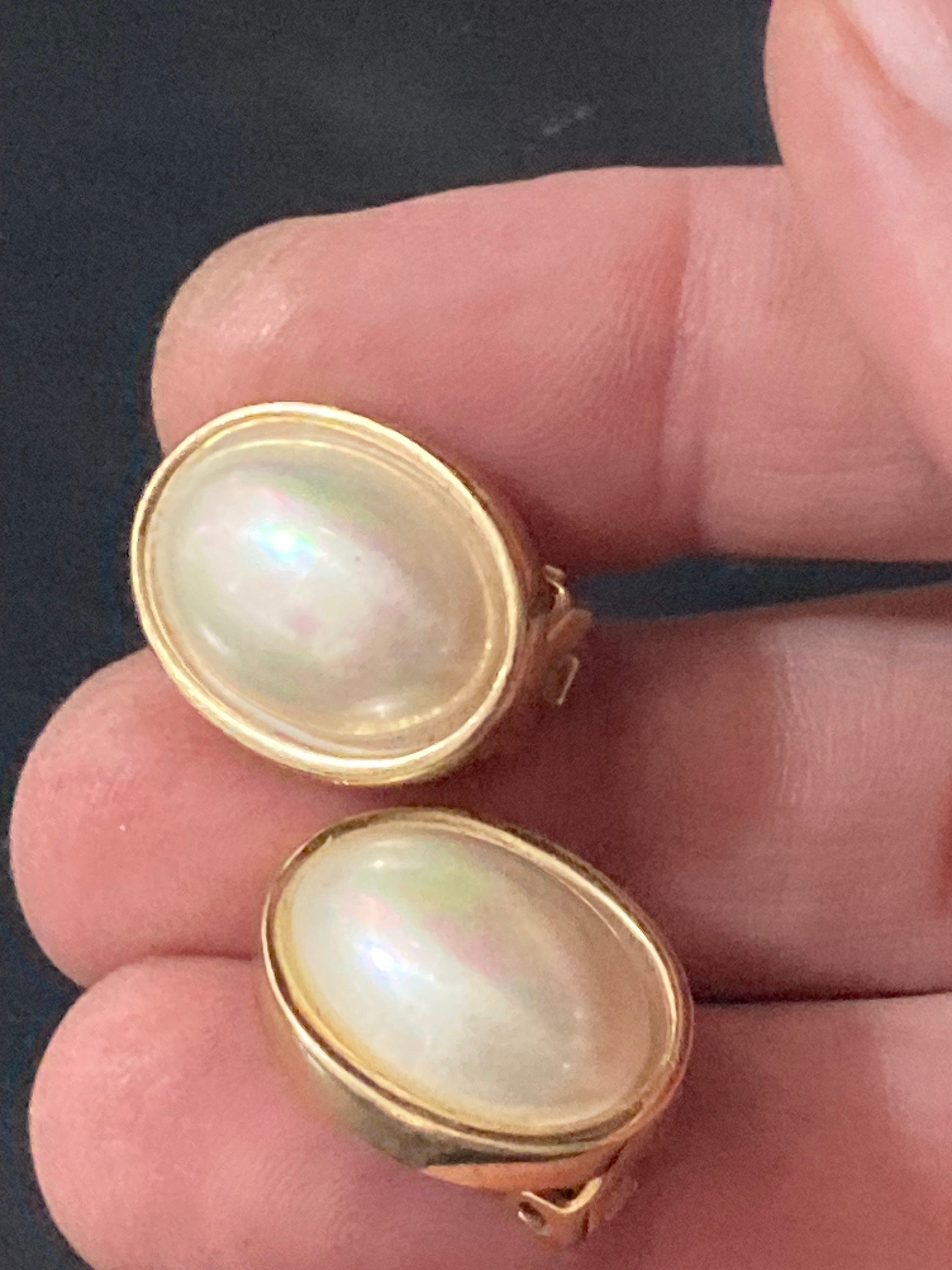 Signed GROSSE Vintage retro faux Pearl cabochon gold tone Oval clip on stud earrings high end designer