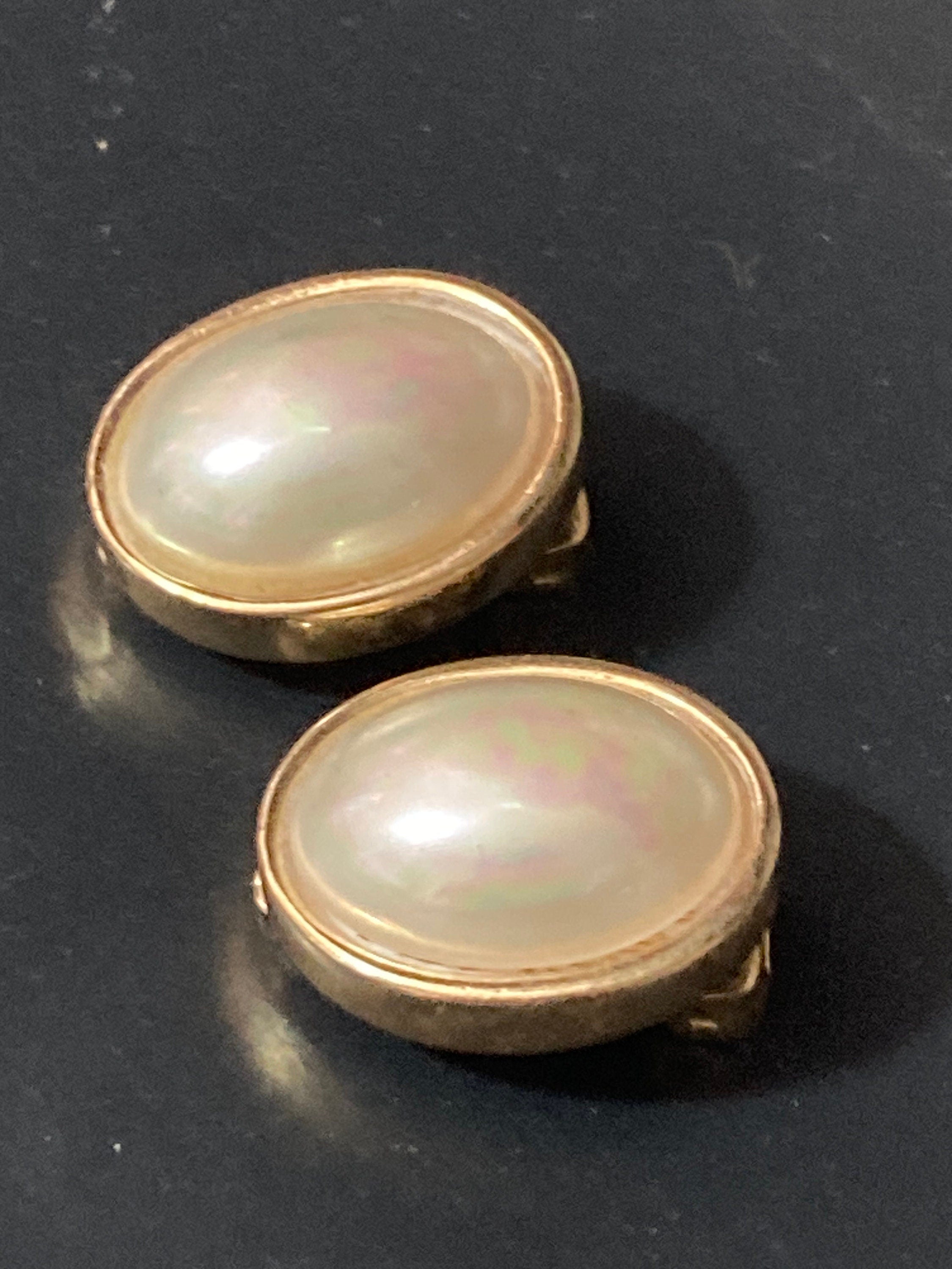 Signed GROSSE Vintage retro faux Pearl cabochon gold tone Oval clip on stud earrings high end designer