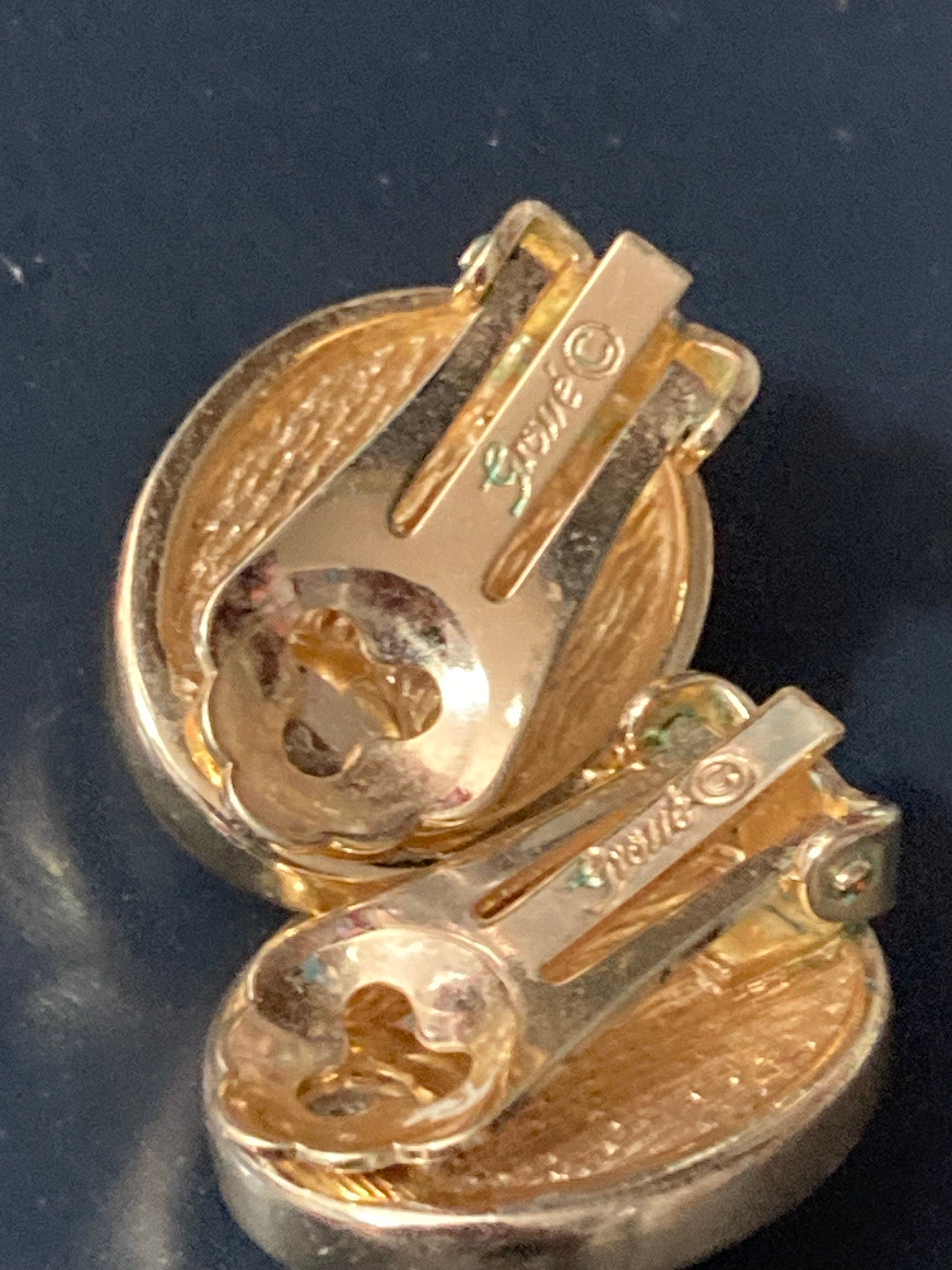 Signed GROSSE Vintage retro faux Pearl cabochon gold tone Oval clip on stud earrings high end designer