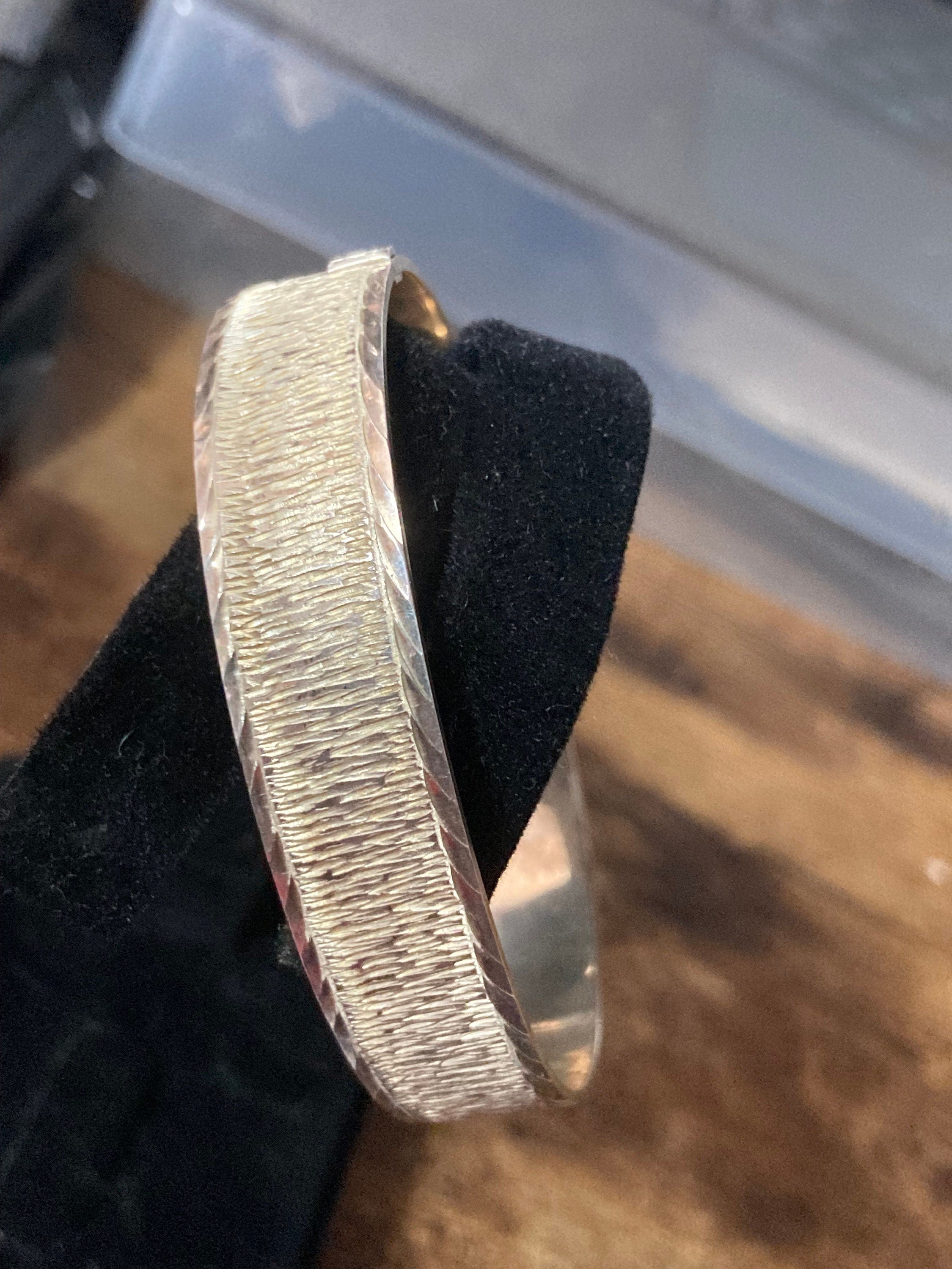 Retro 1970s 925 sterling silver textured modernist BARK hinged bangle bracelet vintage 27gm 1971