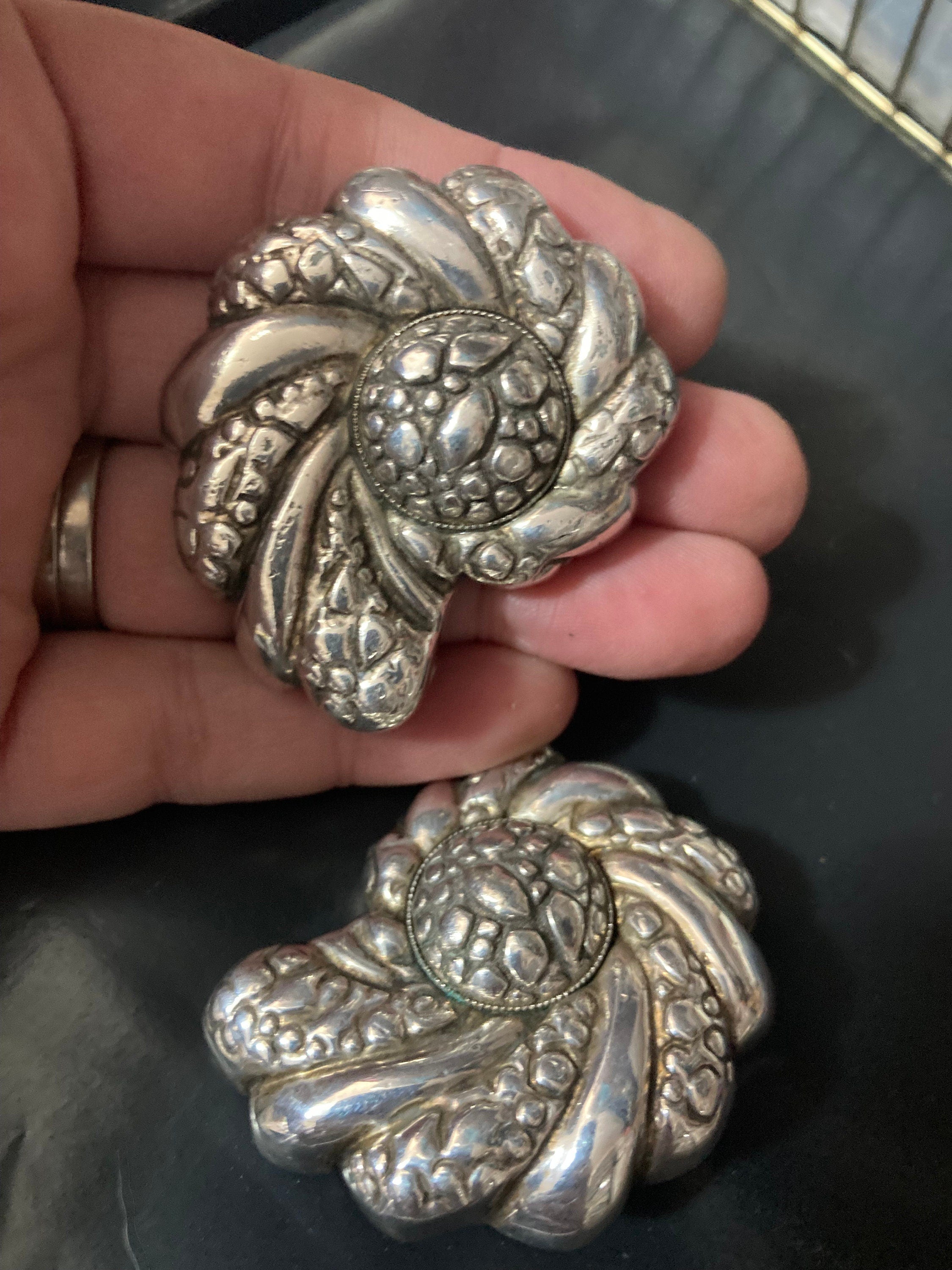 Oversized Signed UNE LIGNE Paris silver tone metal sea shell ammonite clip on stud earrings