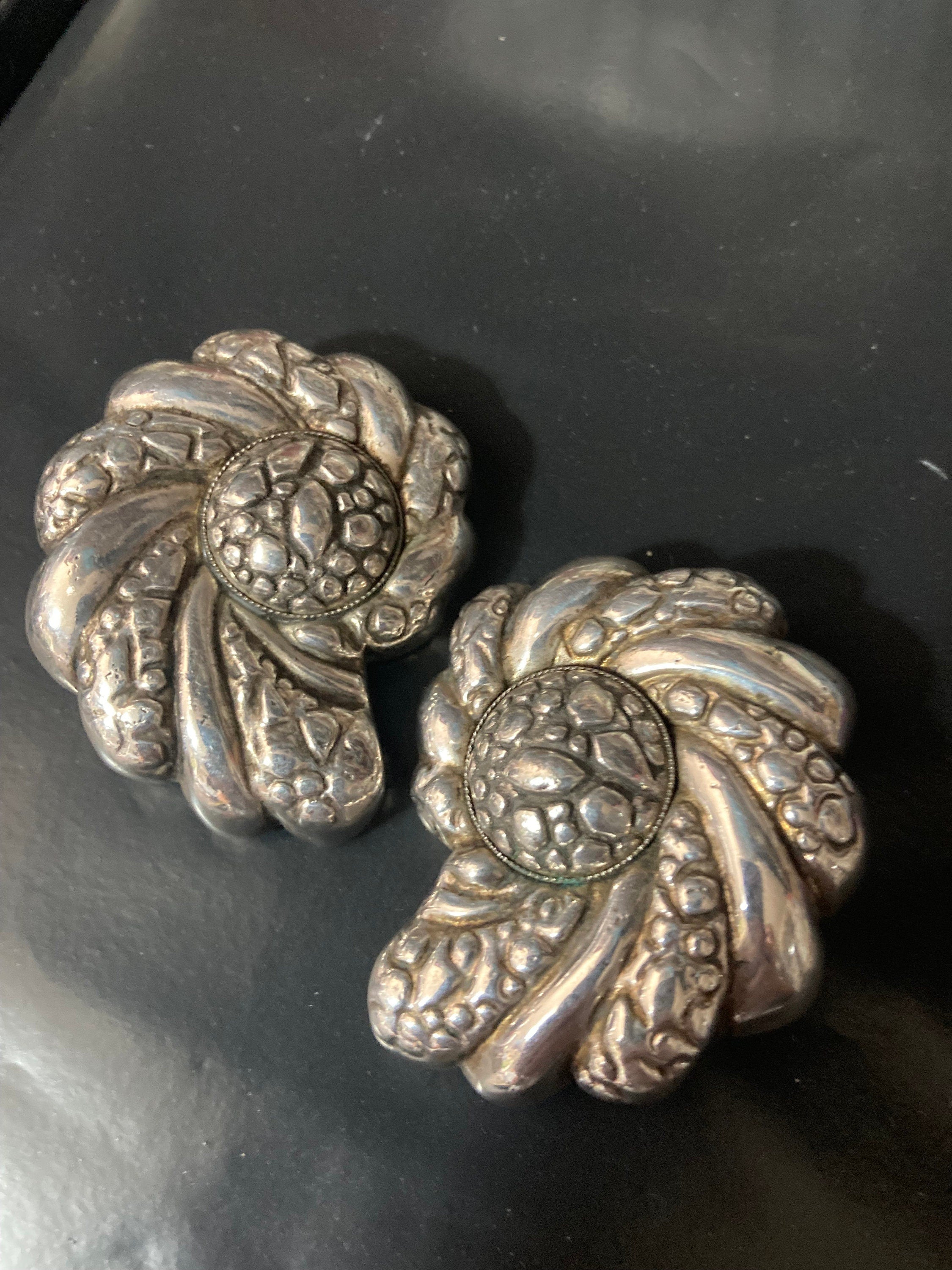 Oversized Signed UNE LIGNE Paris silver tone metal sea shell ammonite clip on stud earrings