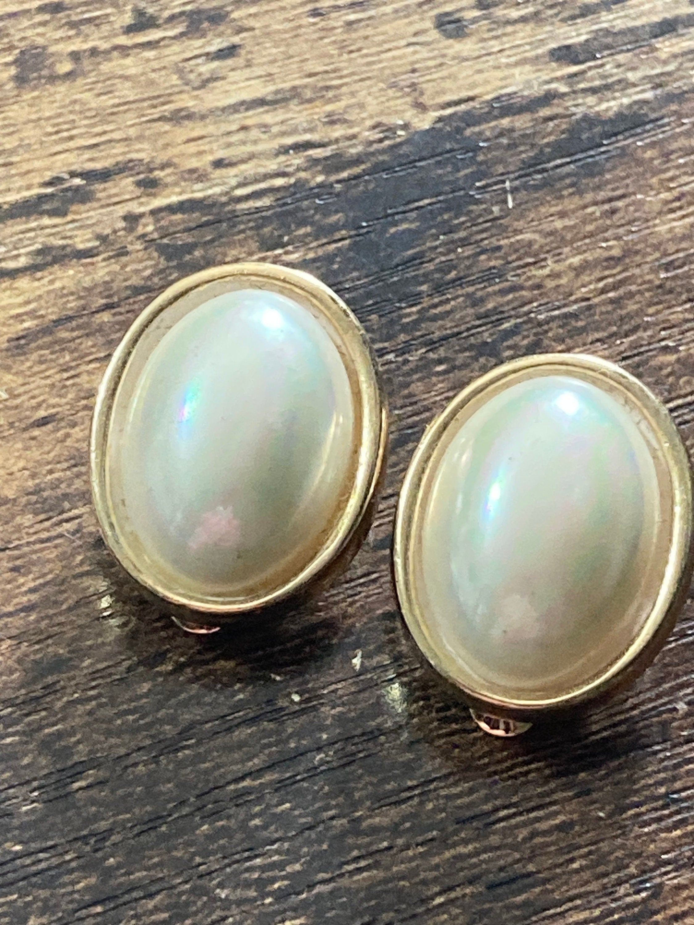 Signed GROSSE Vintage retro faux Pearl cabochon gold tone Oval clip on stud earrings high end designer