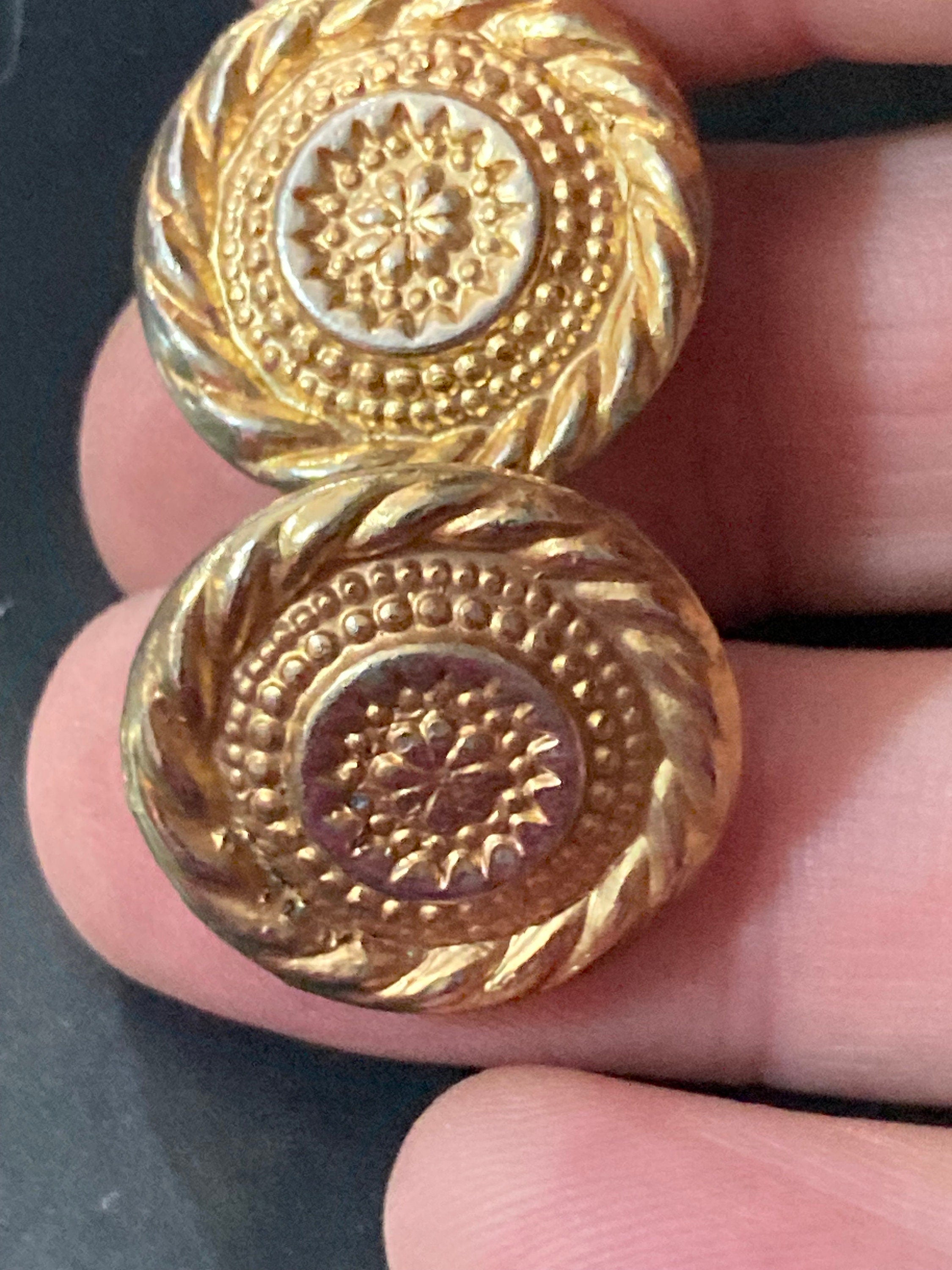 Vintage 2cm round gold tone Etruscan style button clip on earrings