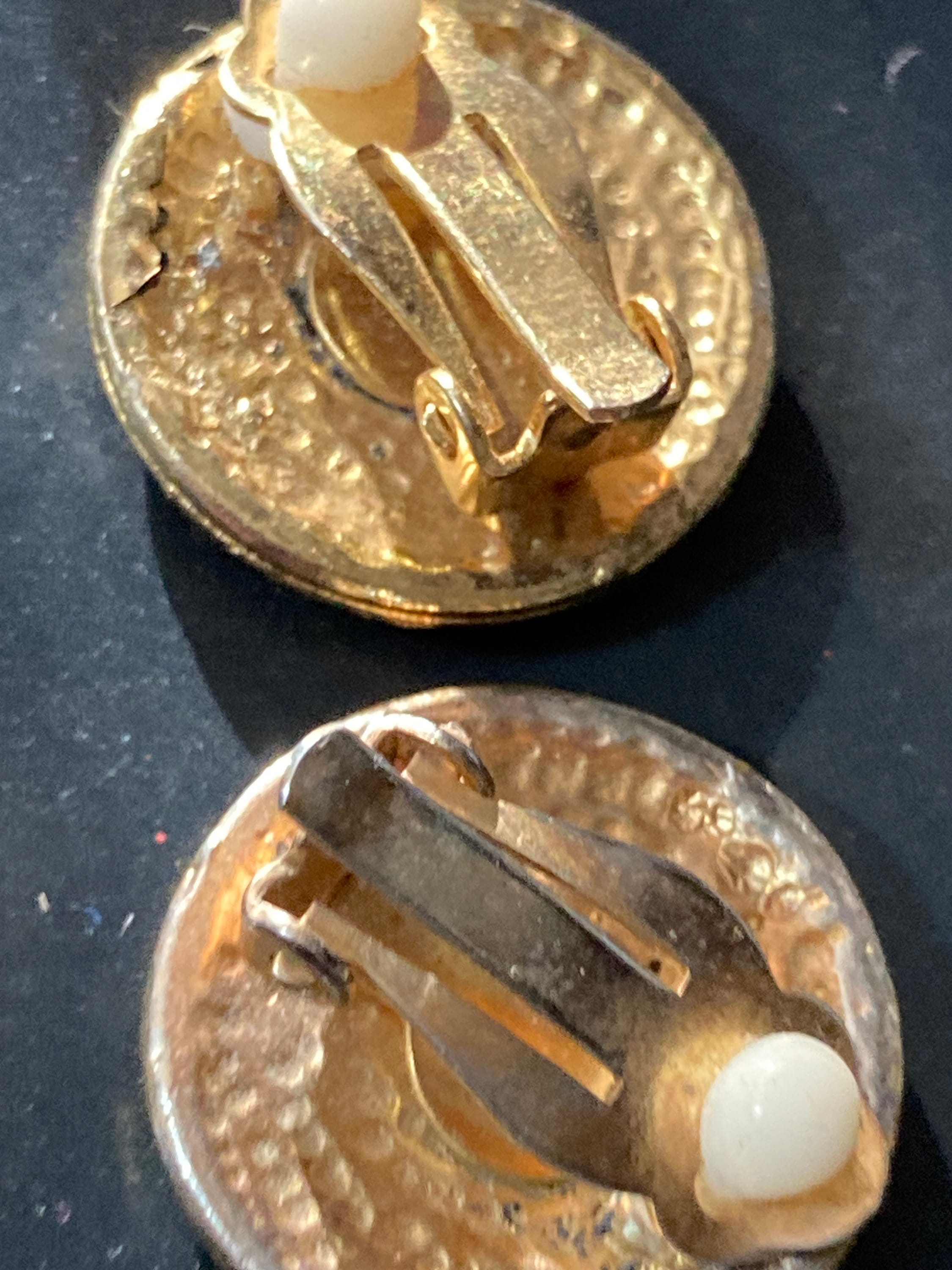 Vintage 2cm round gold tone Etruscan style button clip on earrings
