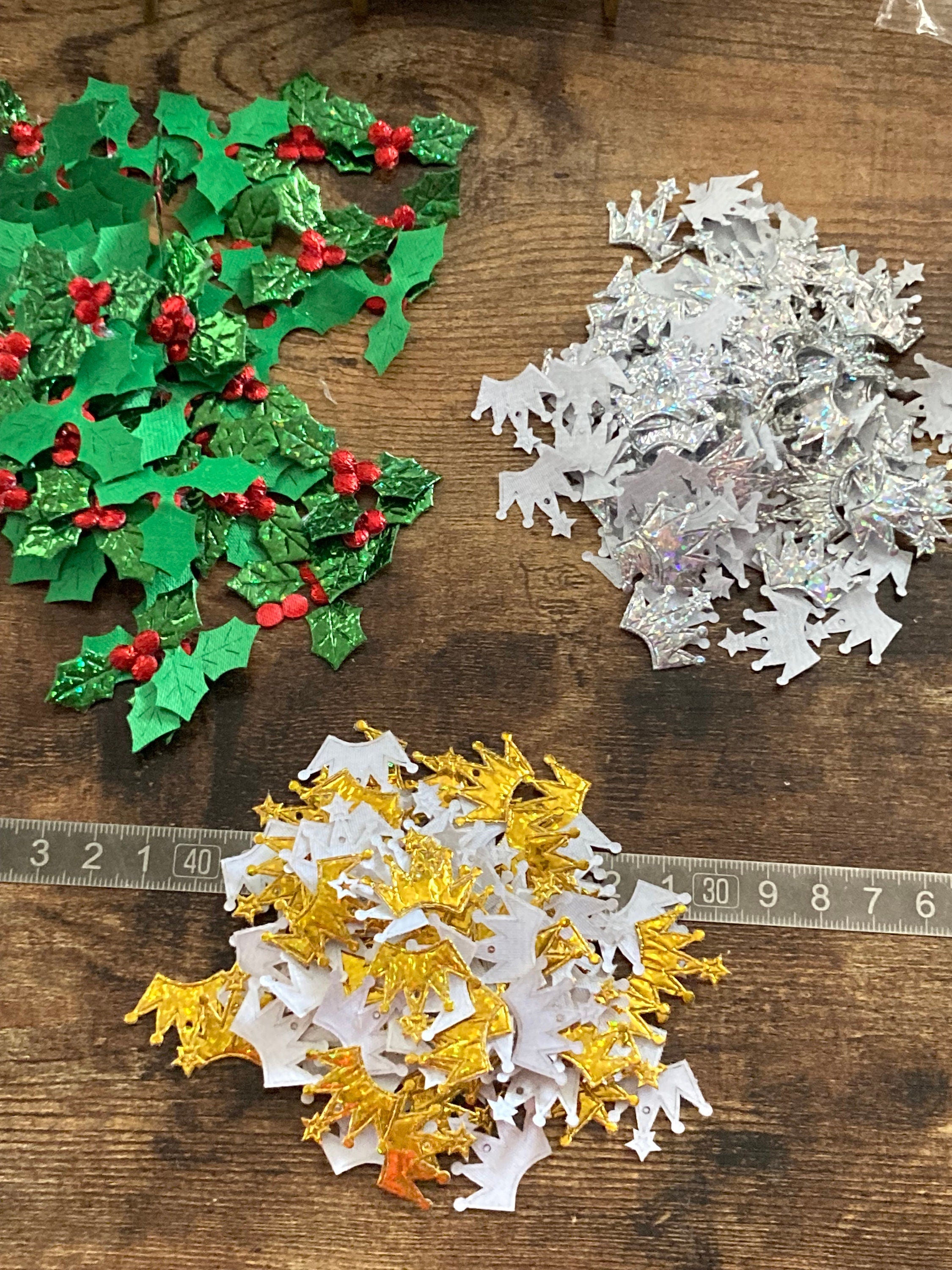 Pack 100 small paper christmas cracker craft decorations choice of crowns or holly