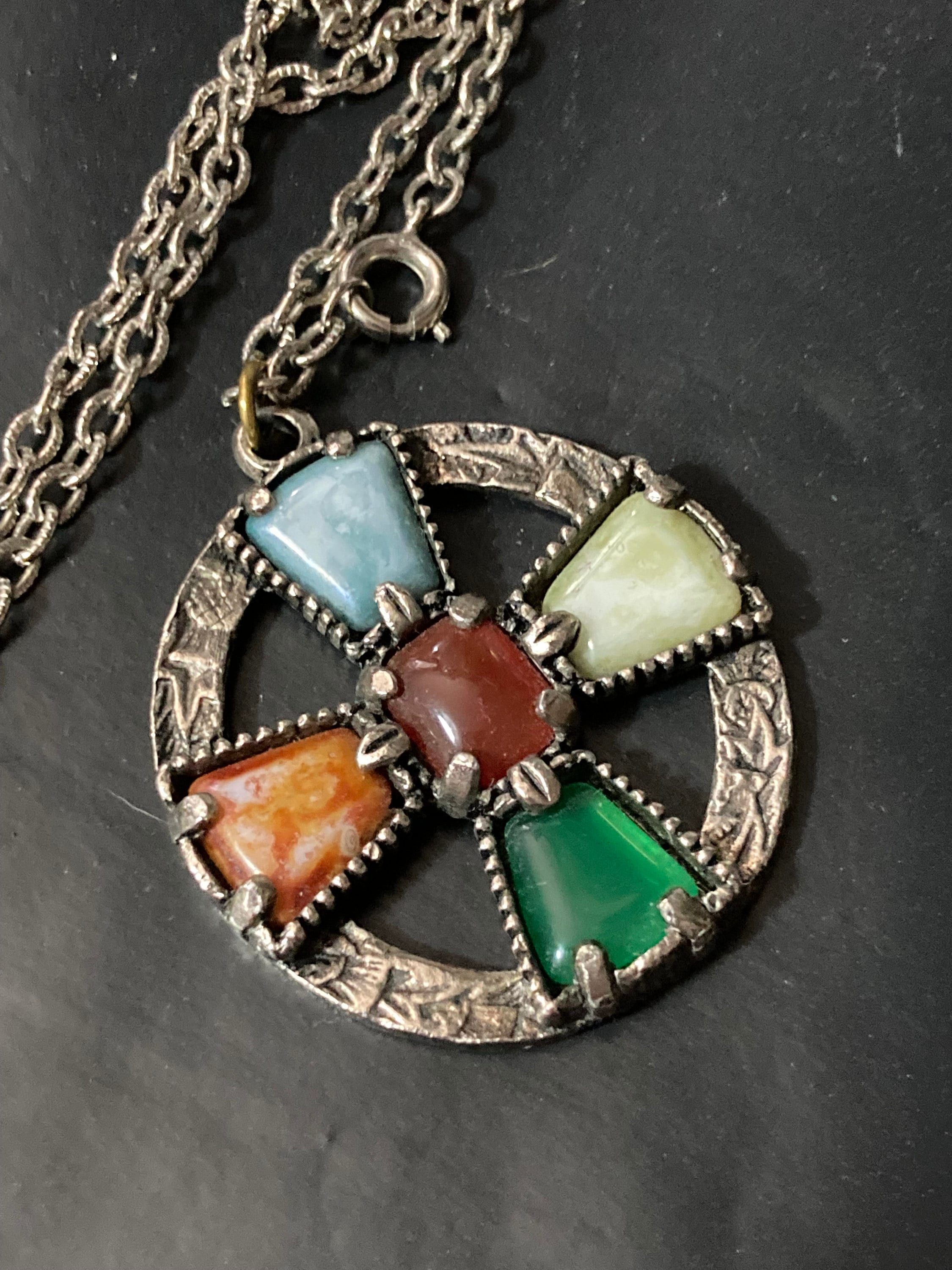 vintage faux agate Scottish pebble Pendant necklace silver tone